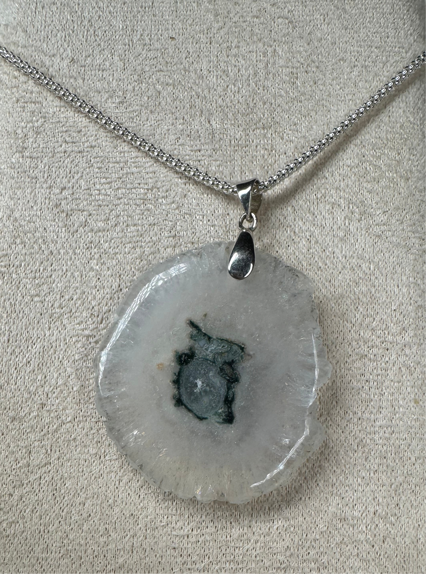 Pendentif en Quartz Solaire – Énergie et Harmonie