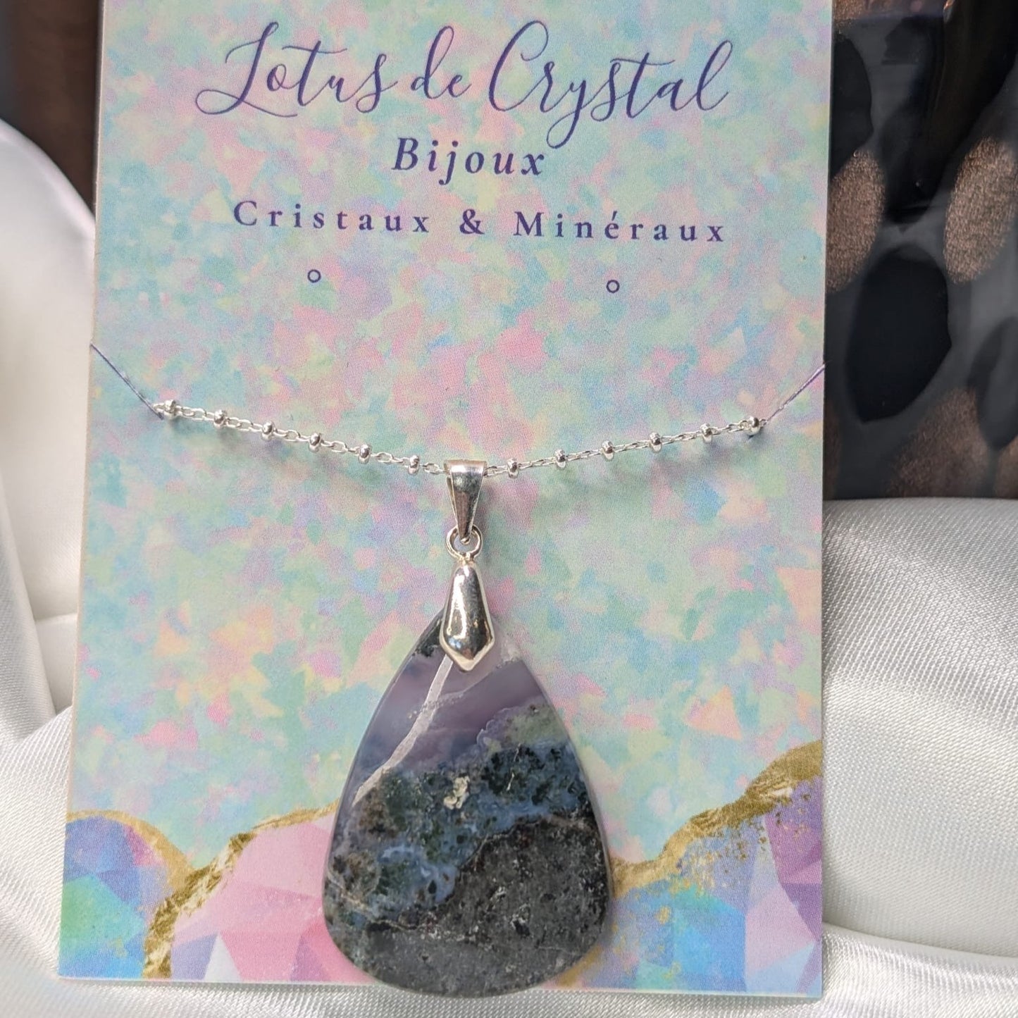 Pendentif en Calcédoine Violette – Apaisement et Communication Intuitive