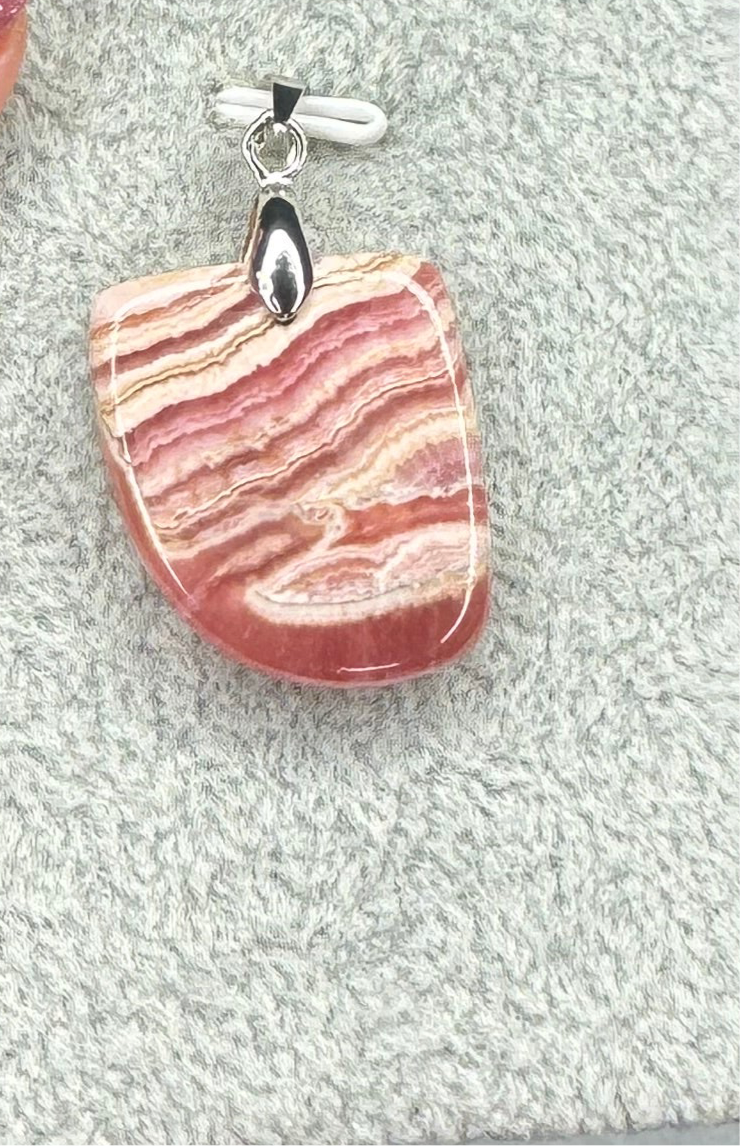 Pendentif en Rhodochrosite – Amour et Guérison émotionnelle