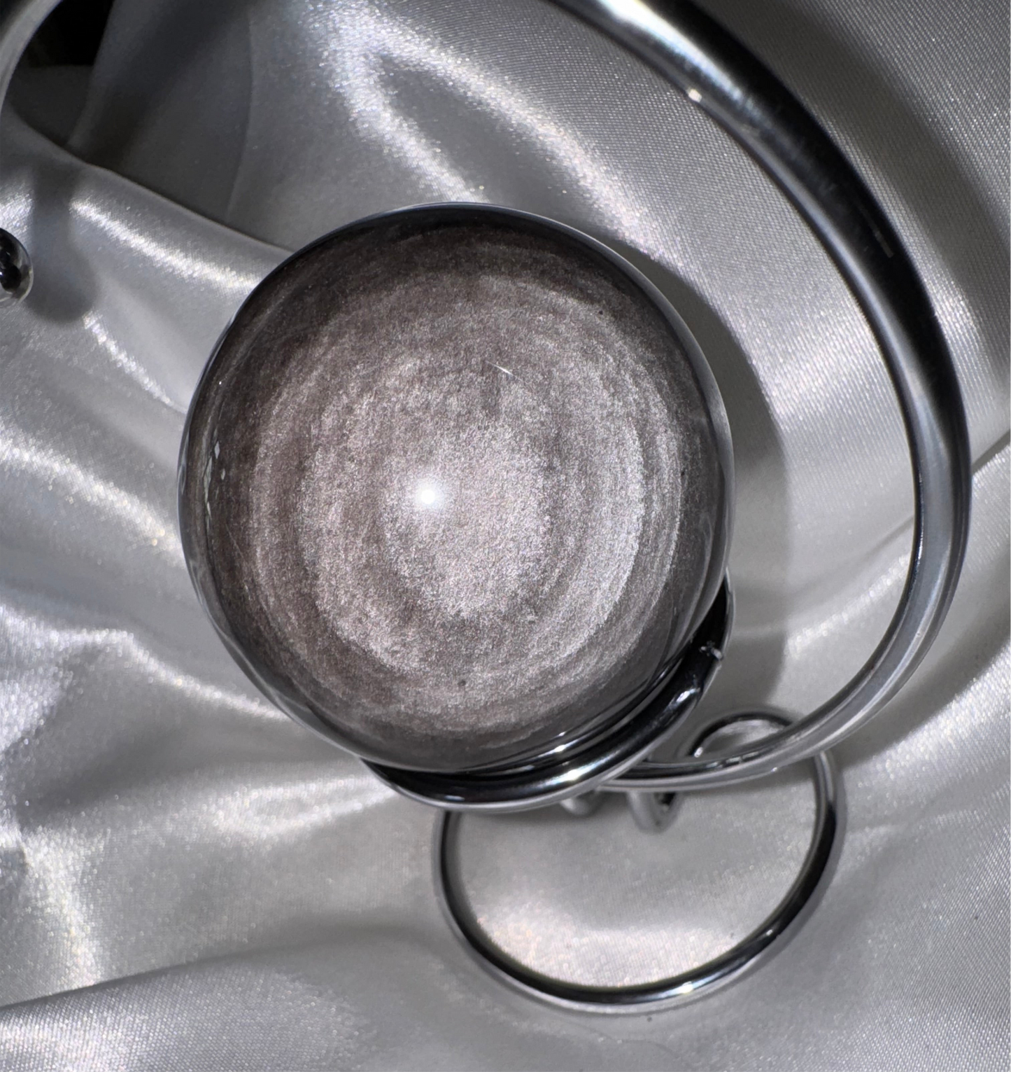 Sphère Obsidienne Argentée – Équilibre et Harmonie Intérieure