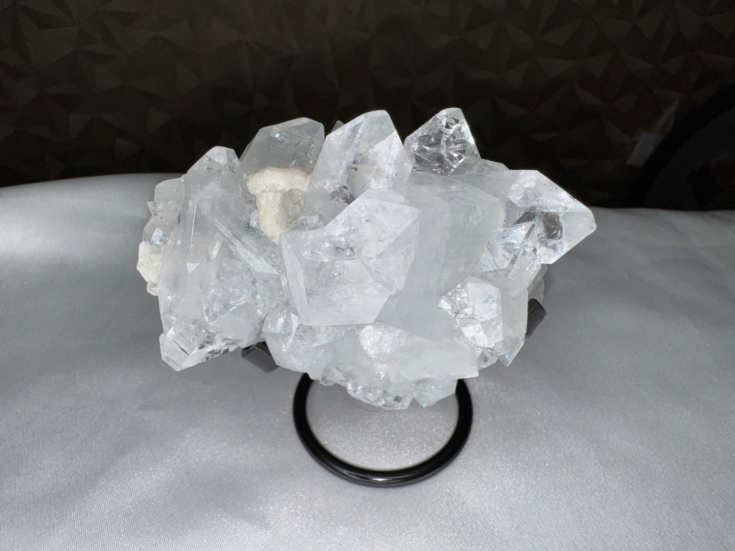 Apophyllite – Pierre de Connexion Spirituelle et de Clarté Mentale