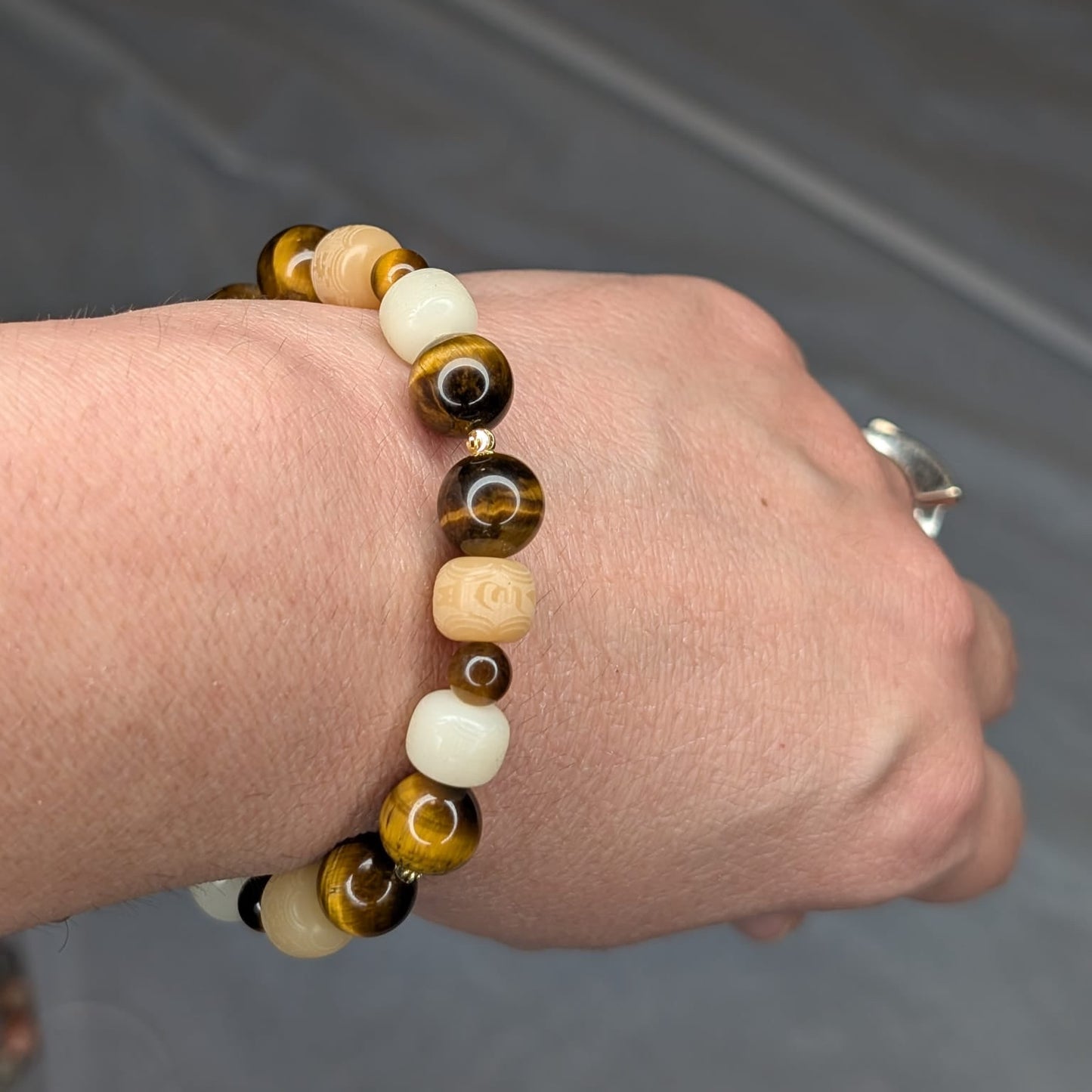 Bracelet en Œil de Tigre et Graines de Bodhi Gravées – Protection et Élévation Spirituelle