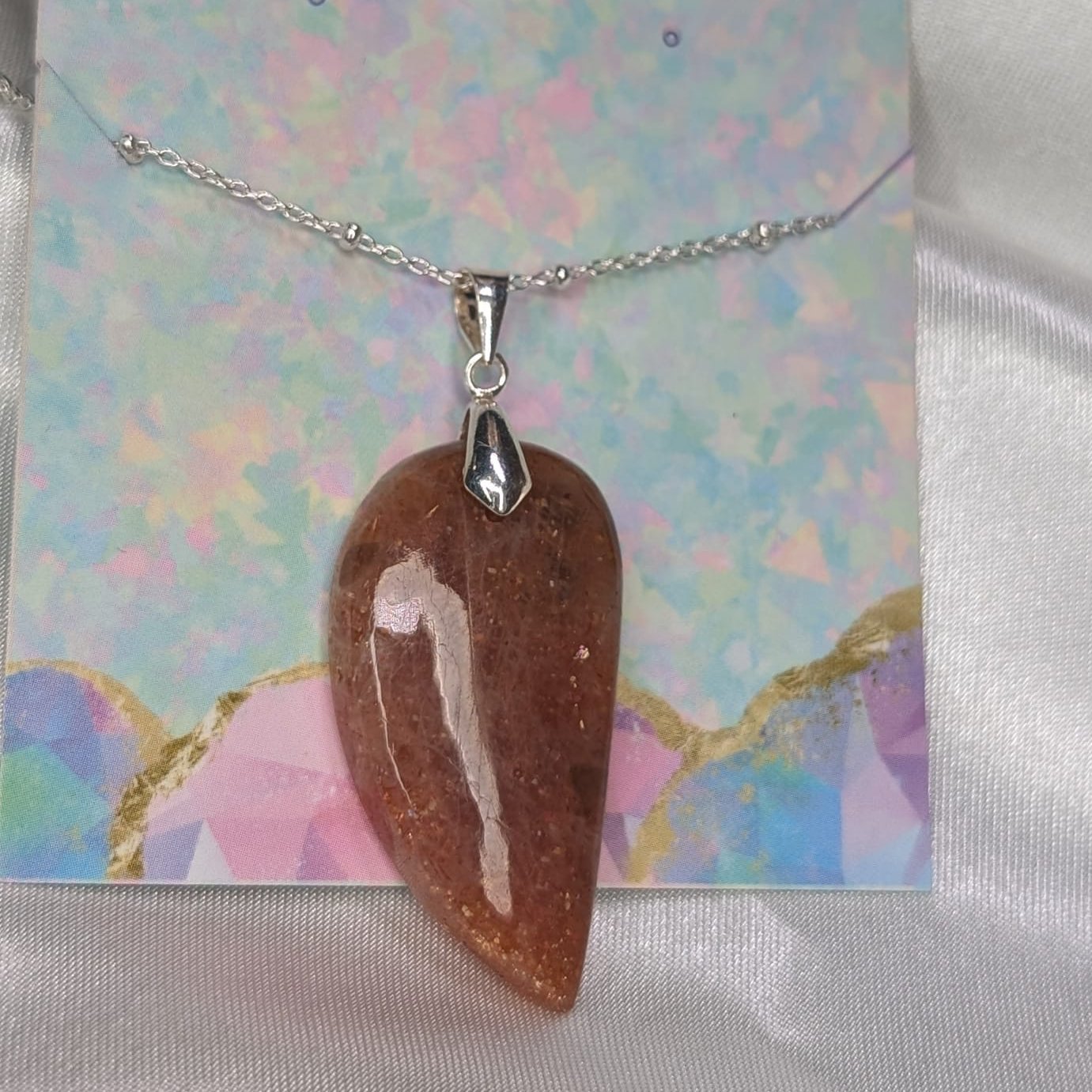 Pendentif en Pierre du Soleil – Joie et Vitalité Rayonnante