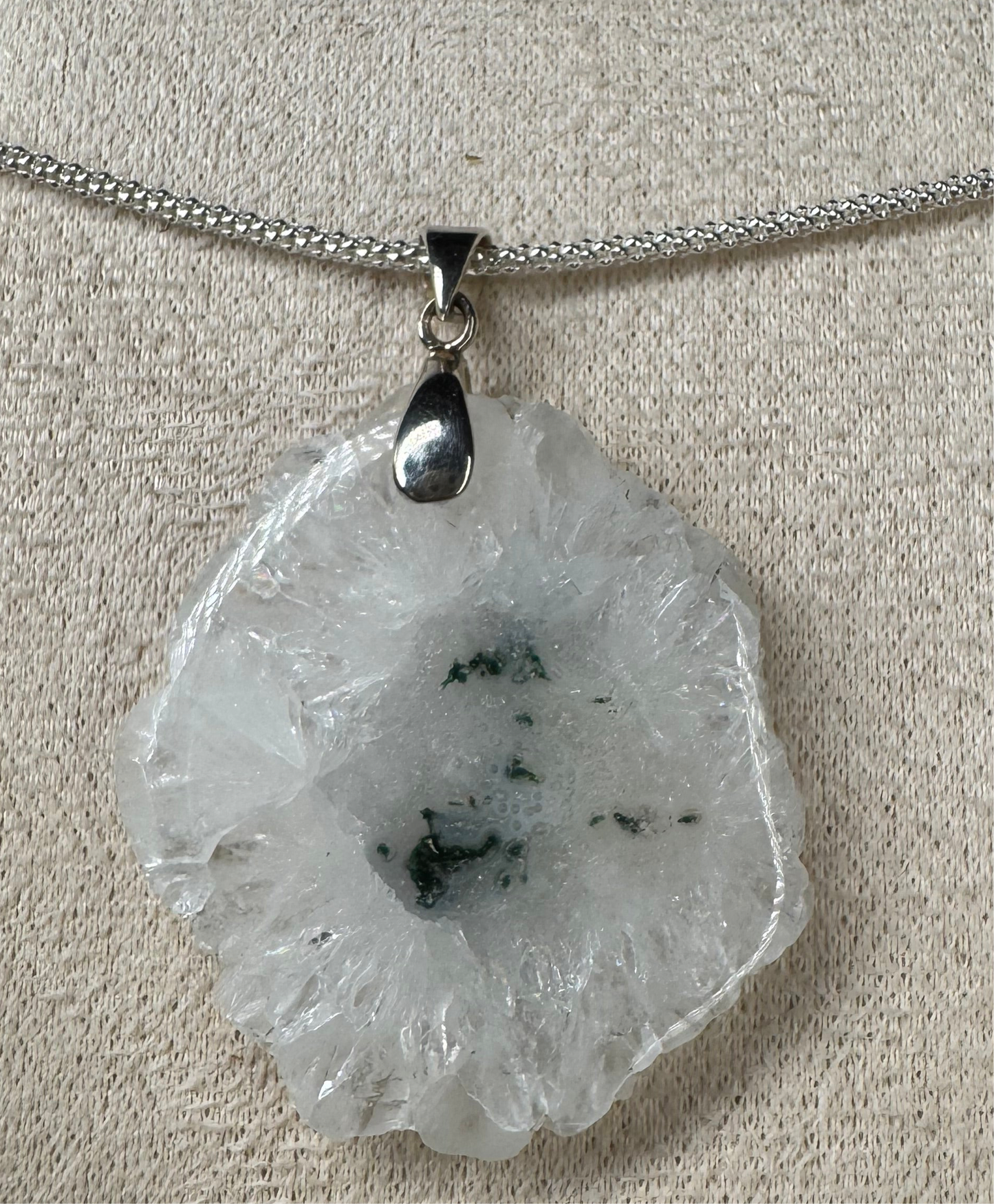 Pendentif en Quartz Solaire – Énergie et Harmonie