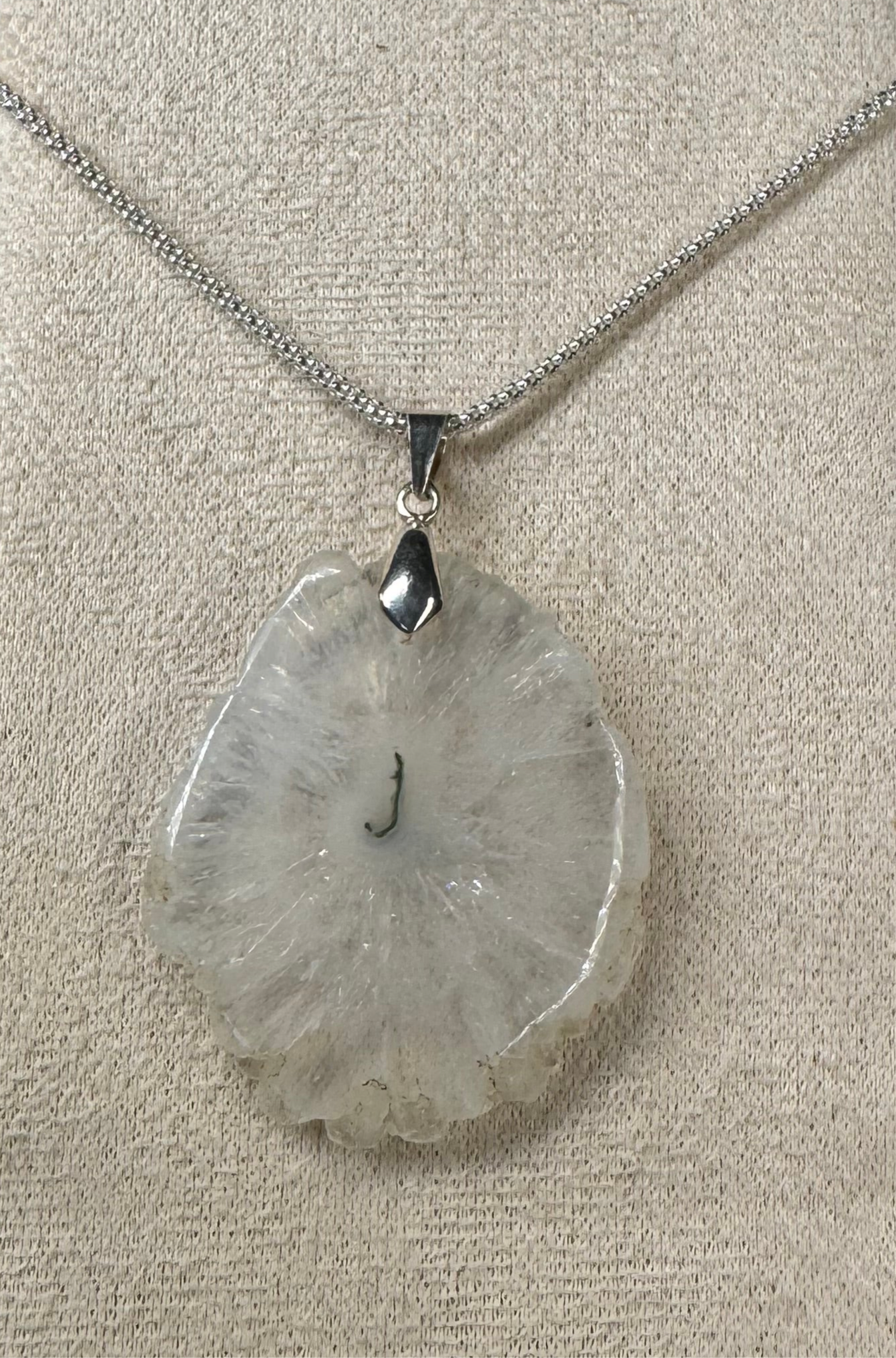 Pendentif en Quartz Solaire – Énergie et Harmonie