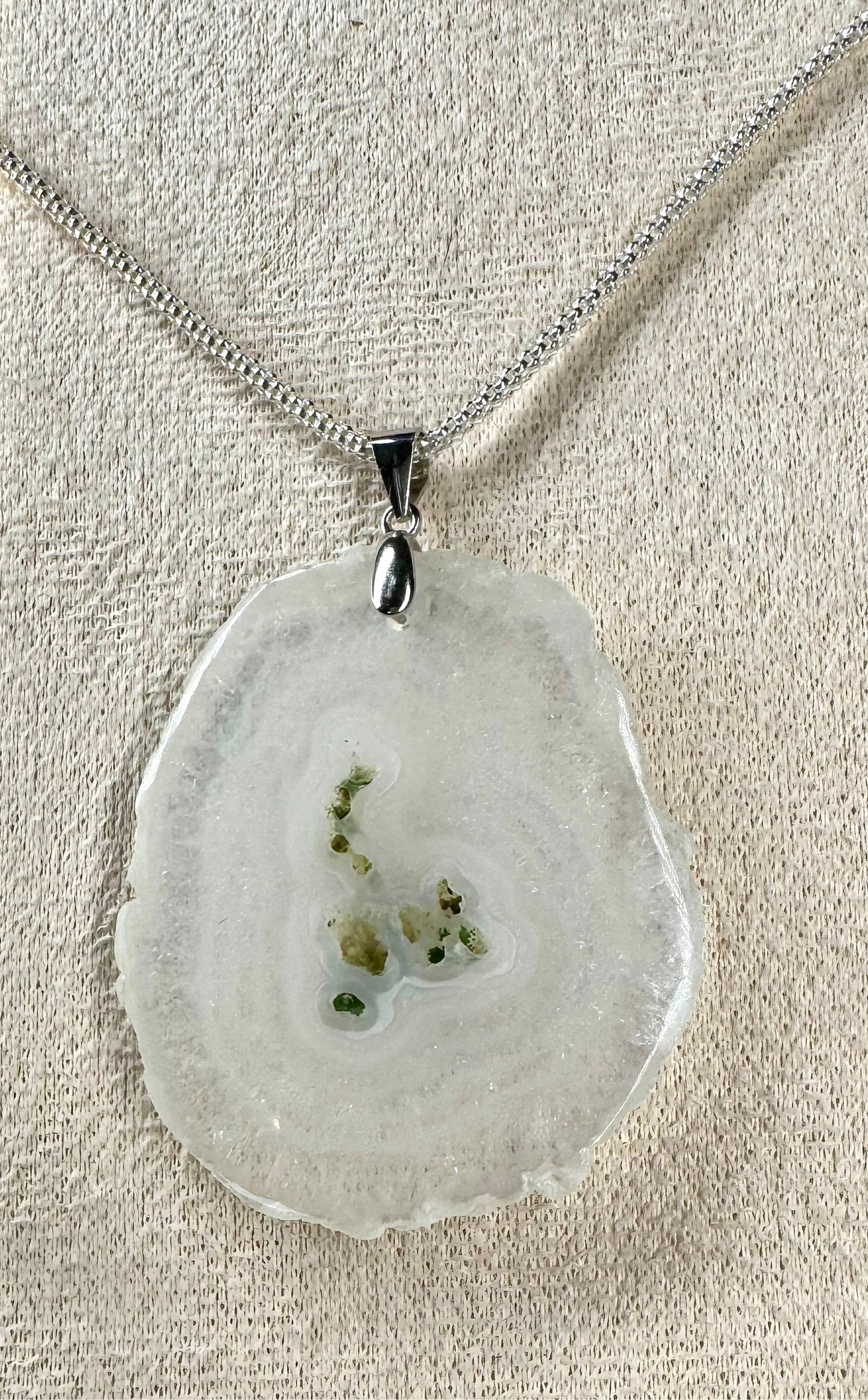 Pendentif en Quartz Solaire – Énergie et Harmonie