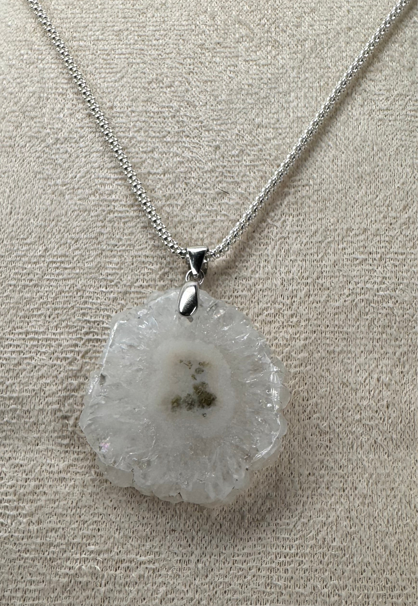 Pendentif en Quartz Solaire – Énergie et Harmonie