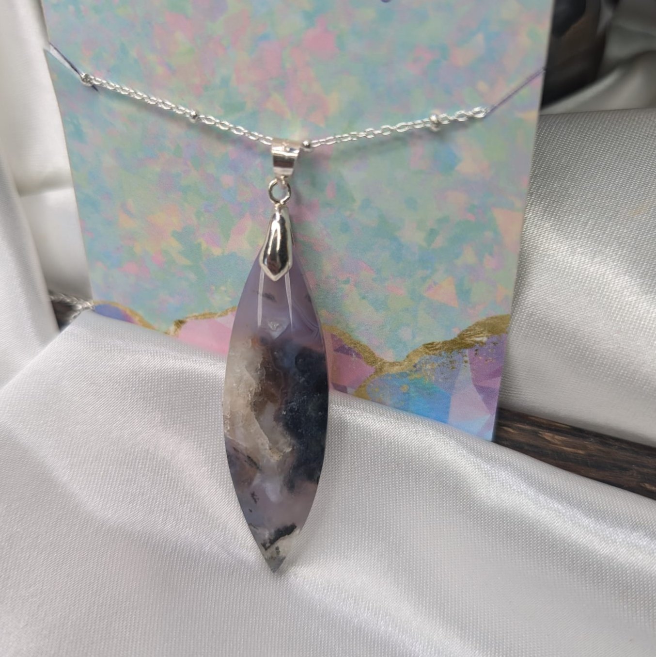 Pendentif en Calcédoine Violette – Apaisement et Communication Intuitive