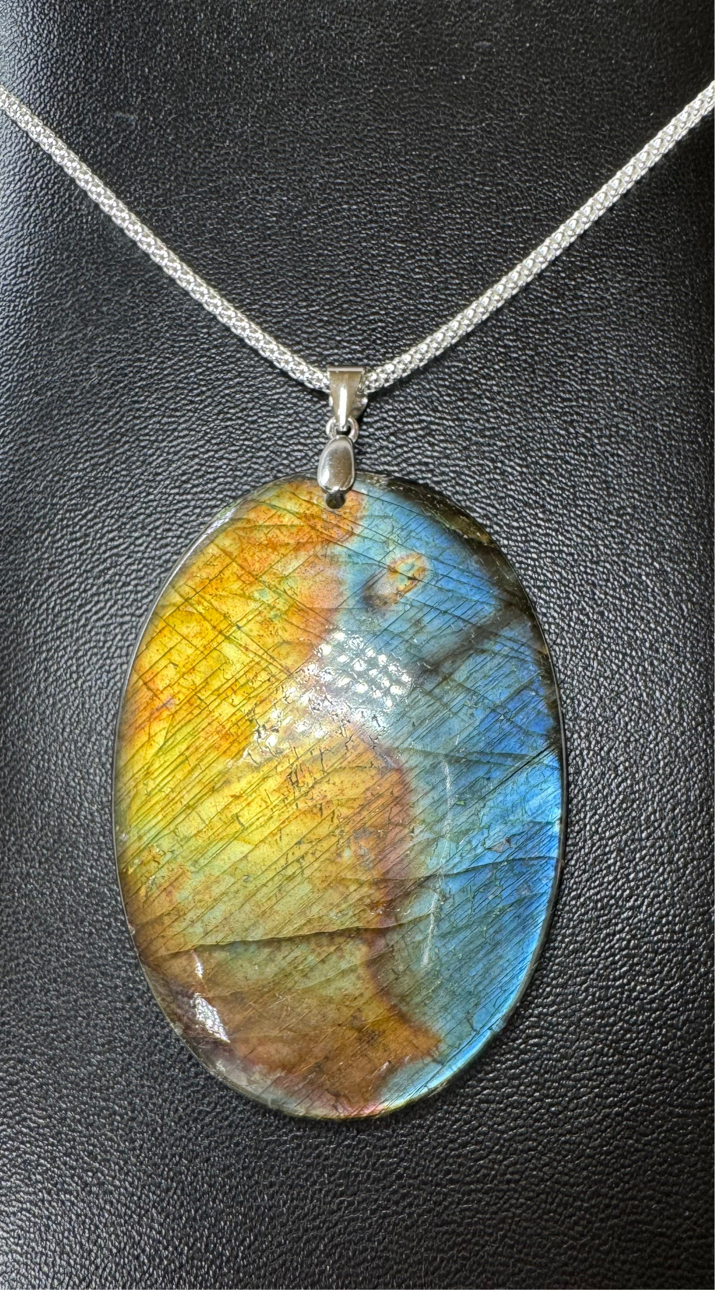 Pendentif en Labradorite – Pierre de Protection et d’Intuition