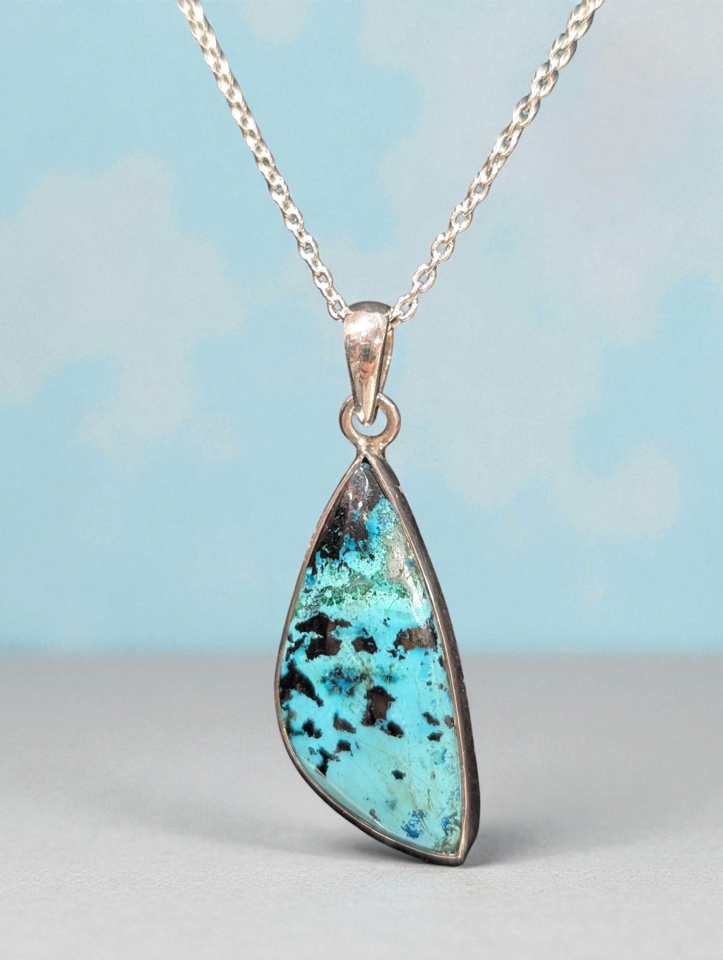 Pendentif en Chrysocolle – Apaisement, Communication & Équilibre Émotionnel