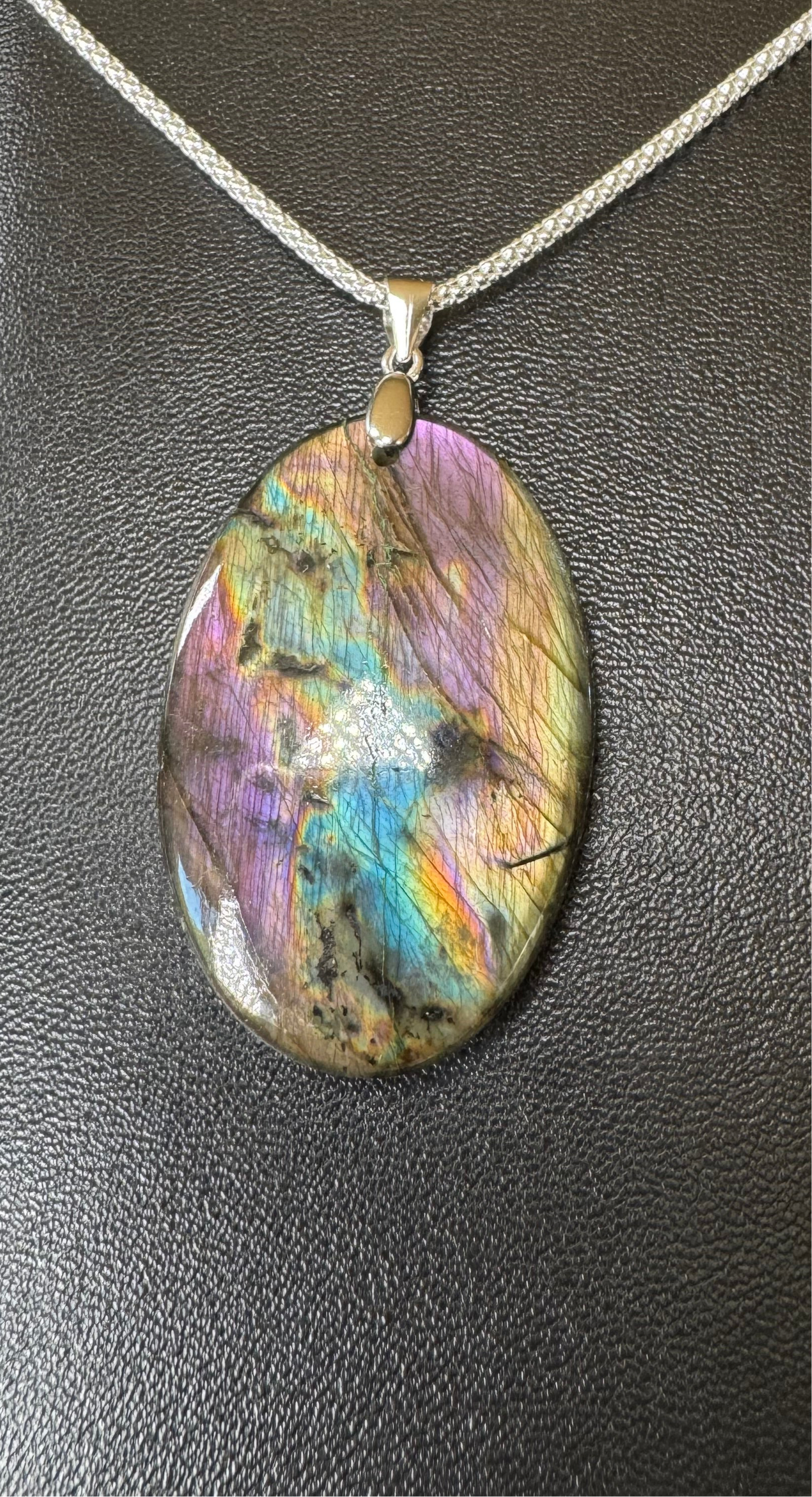 Pendentif en Labradorite – Pierre de Protection et d’Intuition