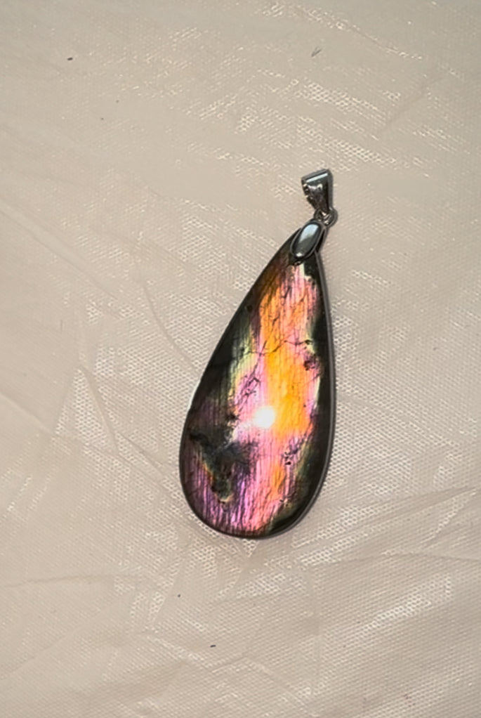 Pendentif en Labradorite – Pierre de Protection et d’Intuition