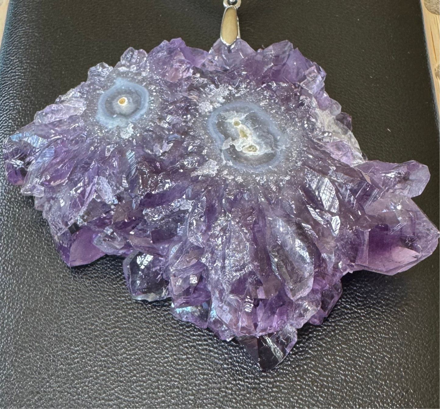 Pendentif en Fleur d’Améthyste – Sérénité et Connexion Spirituelle