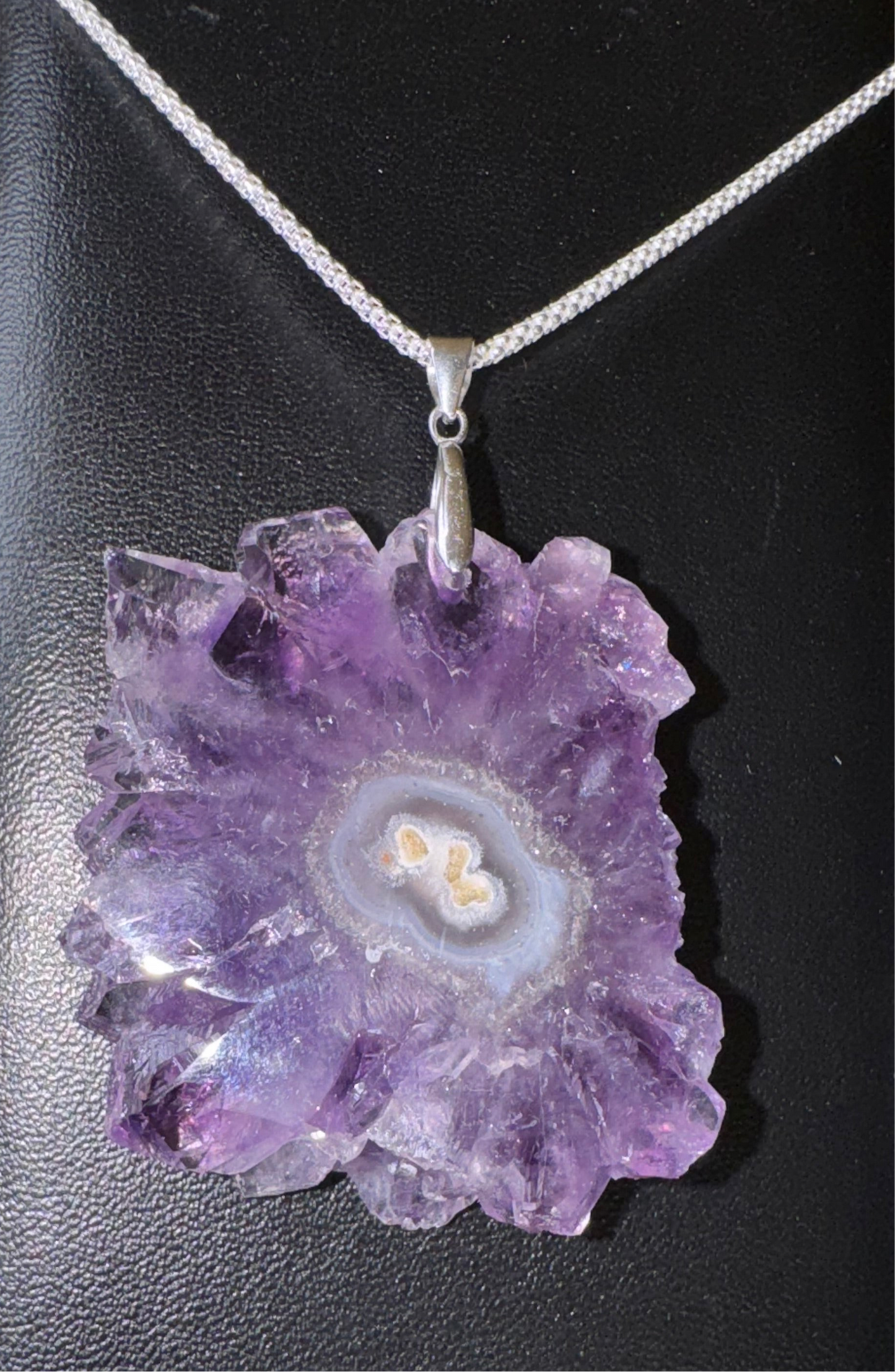 Pendentif en Fleur d’Améthyste – Sérénité et Connexion Spirituelle
