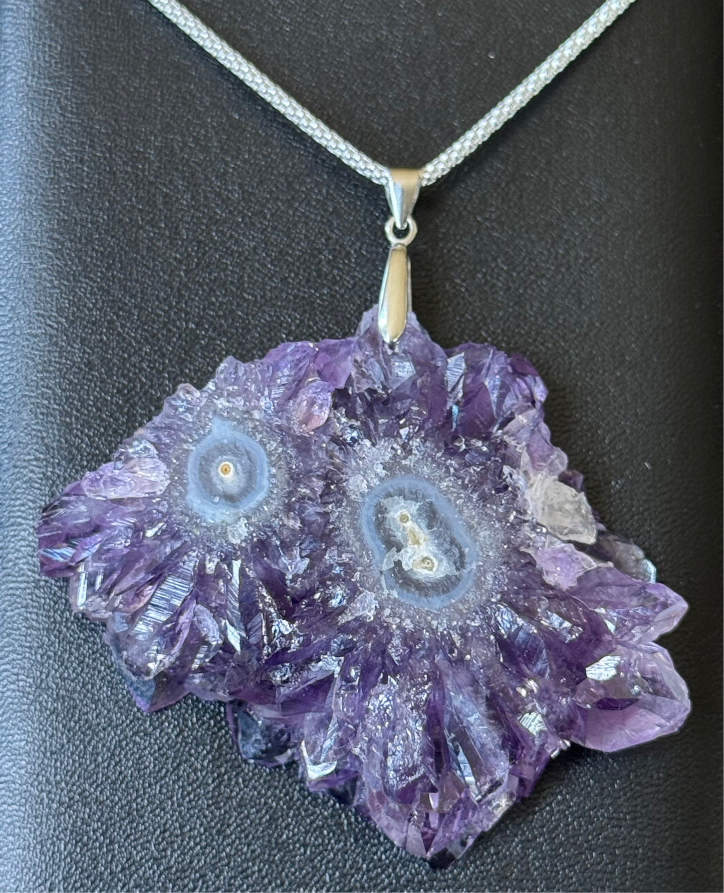 Pendentif en Fleur d’Améthyste – Sérénité et Connexion Spirituelle