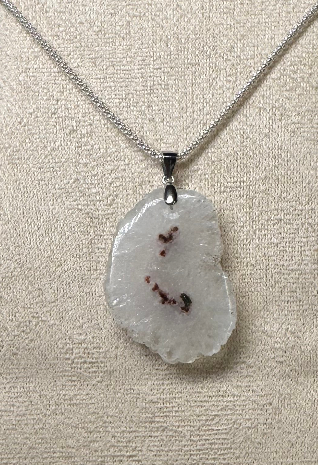 Pendentif en Quartz Solaire – Énergie et Harmonie