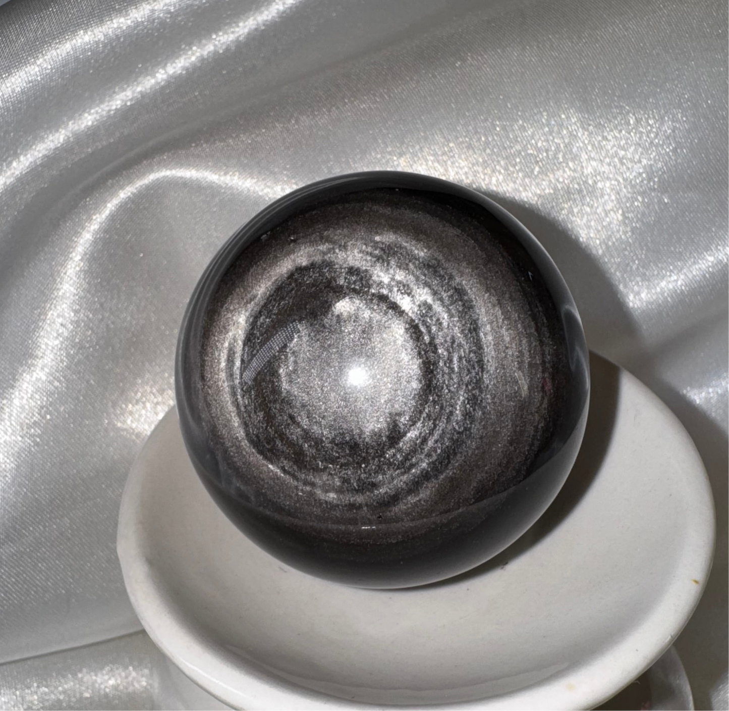 Sphère Obsidienne Argentée – Équilibre et Harmonie Intérieure
