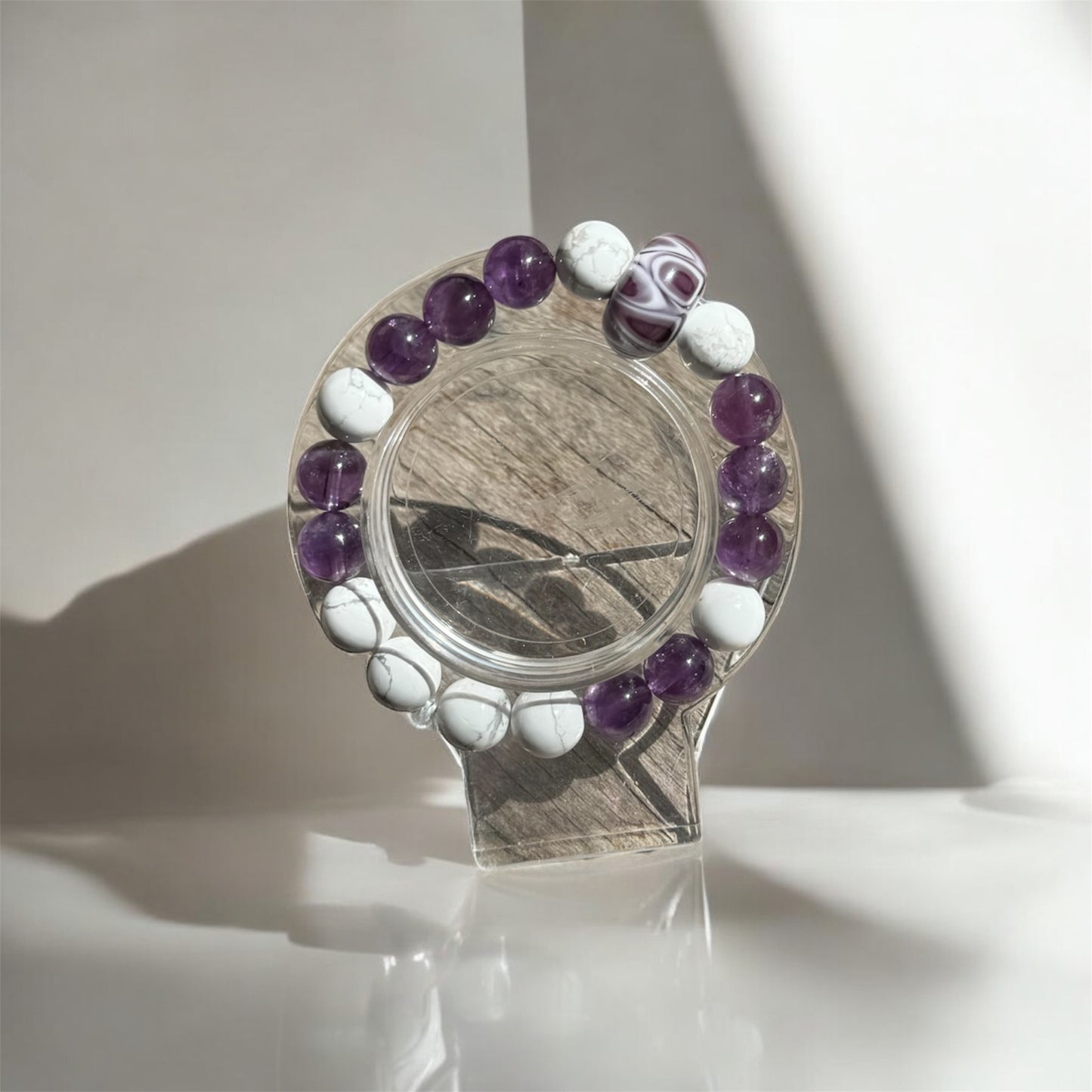 Bracelet en Howlite, Améthyste et Perles de Verre – Sérénité et Apaisement