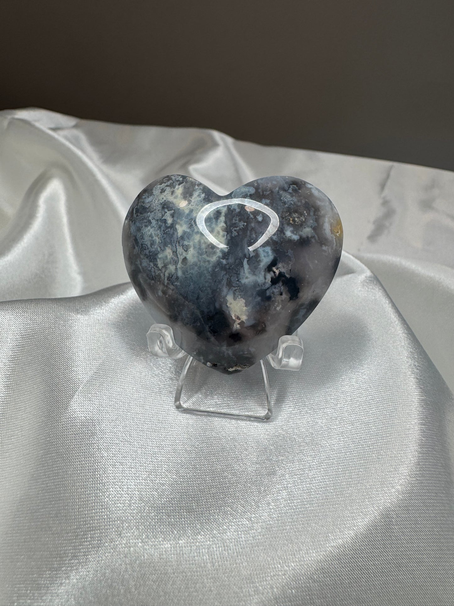 Cœur en Agate Plume – Douceur, intuition et protection