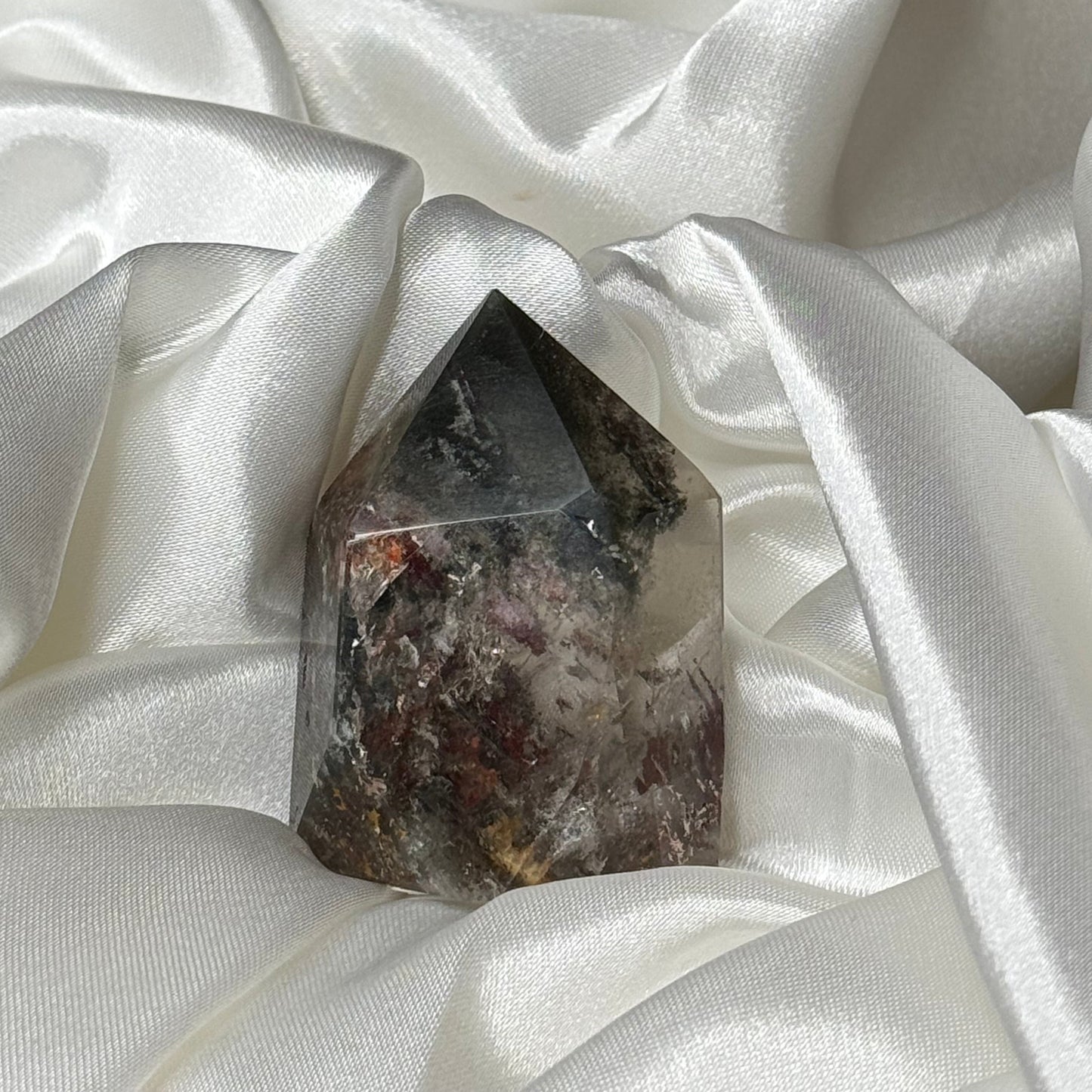 Quartz Lodolite – Pierre de Méditation et de Voyage Intérieur