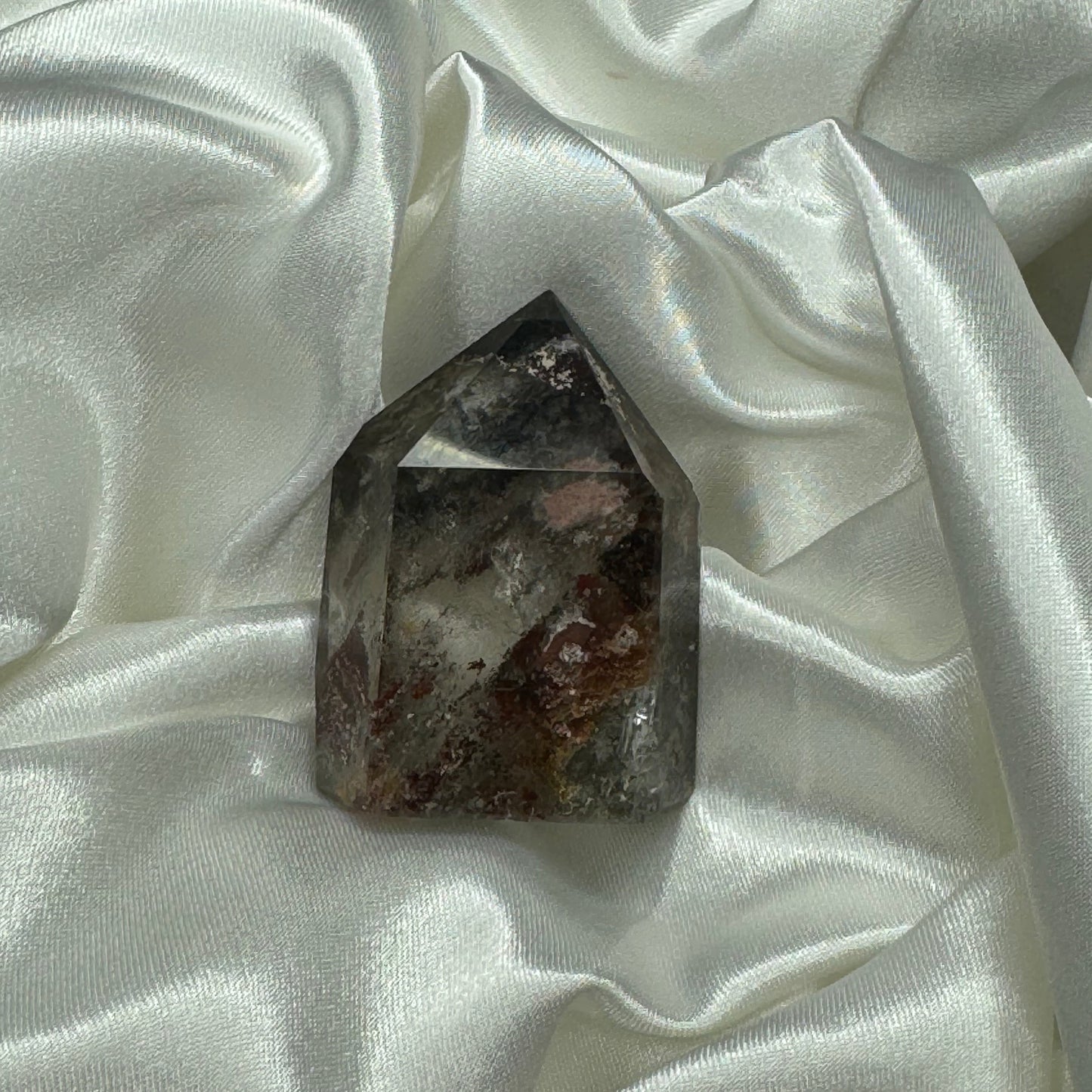 Quartz Lodolite – Pierre de Méditation et de Voyage Intérieur