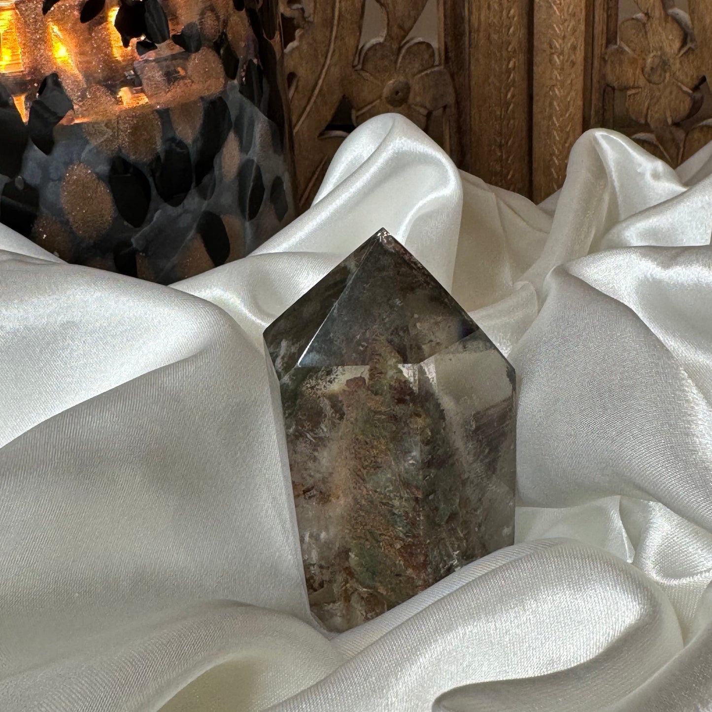 Quartz Lodolite – Pierre de Méditation et de Voyage Intérieur