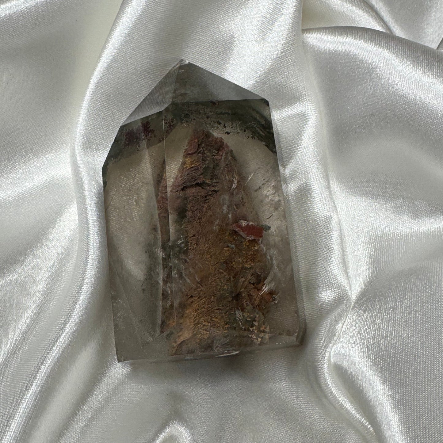 Quartz Lodolite – Pierre de Méditation et de Voyage Intérieur