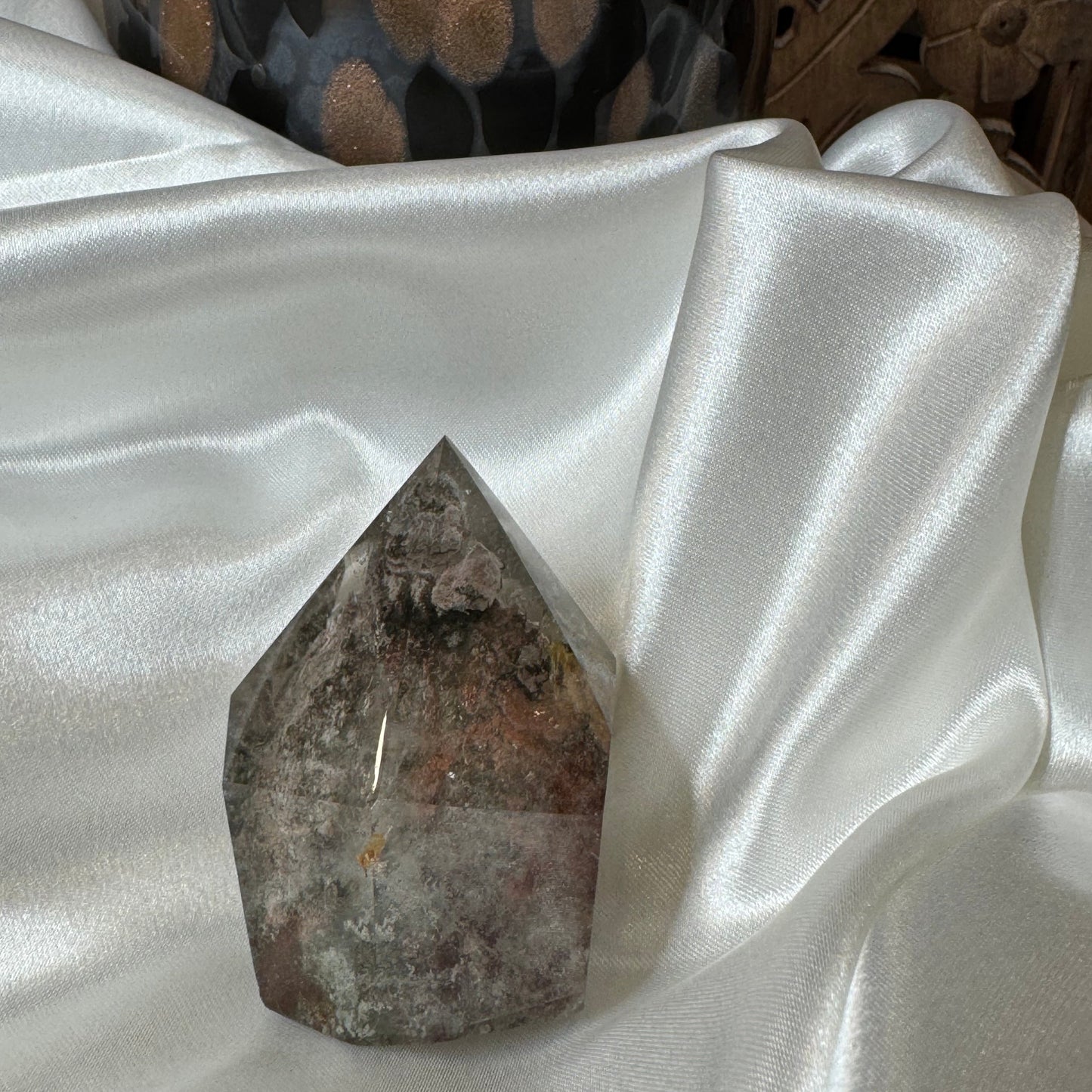 Quartz Lodolite – Pierre de Méditation et de Voyage Intérieur