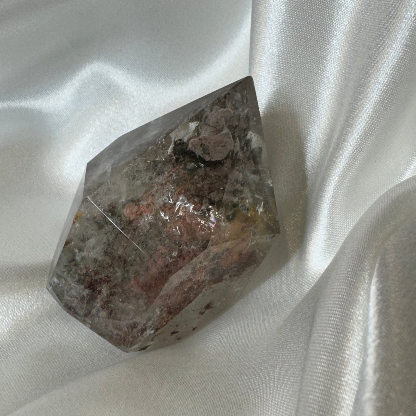 Quartz Lodolite – Pierre de Méditation et de Voyage Intérieur