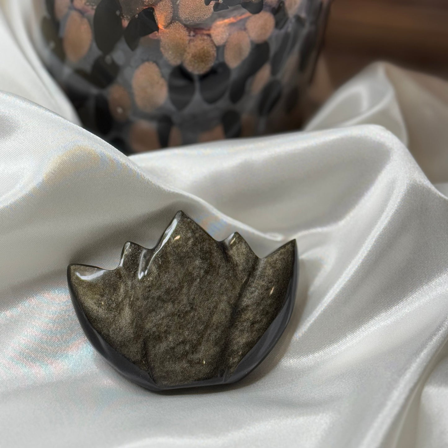 Obsidienne Doré lotus – Pierre de Vérité et de Protection