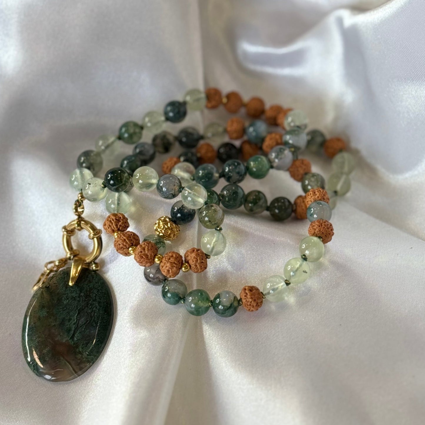 collier agate mousse, graine de rudraksha et prénhite