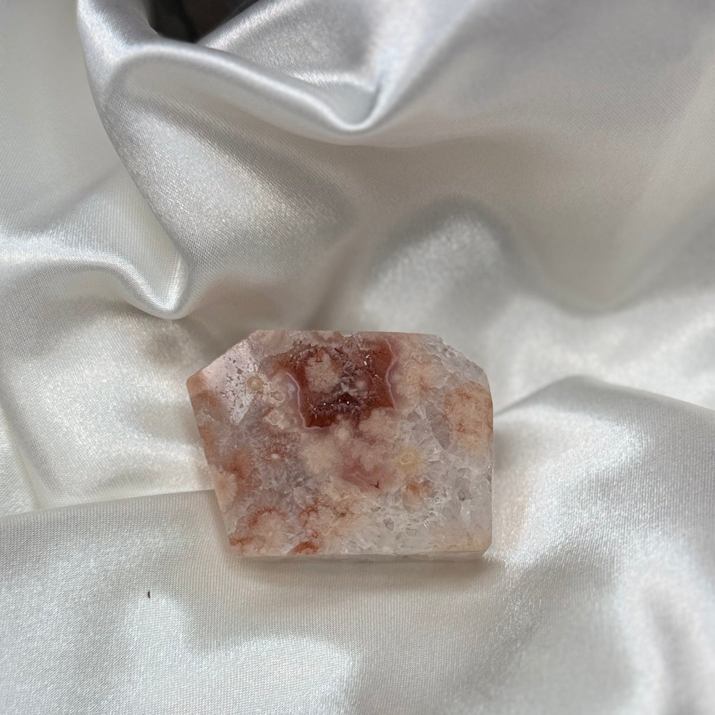 Agate Fleur – Pierre d’Harmonie et de Douceur Émotionnelle