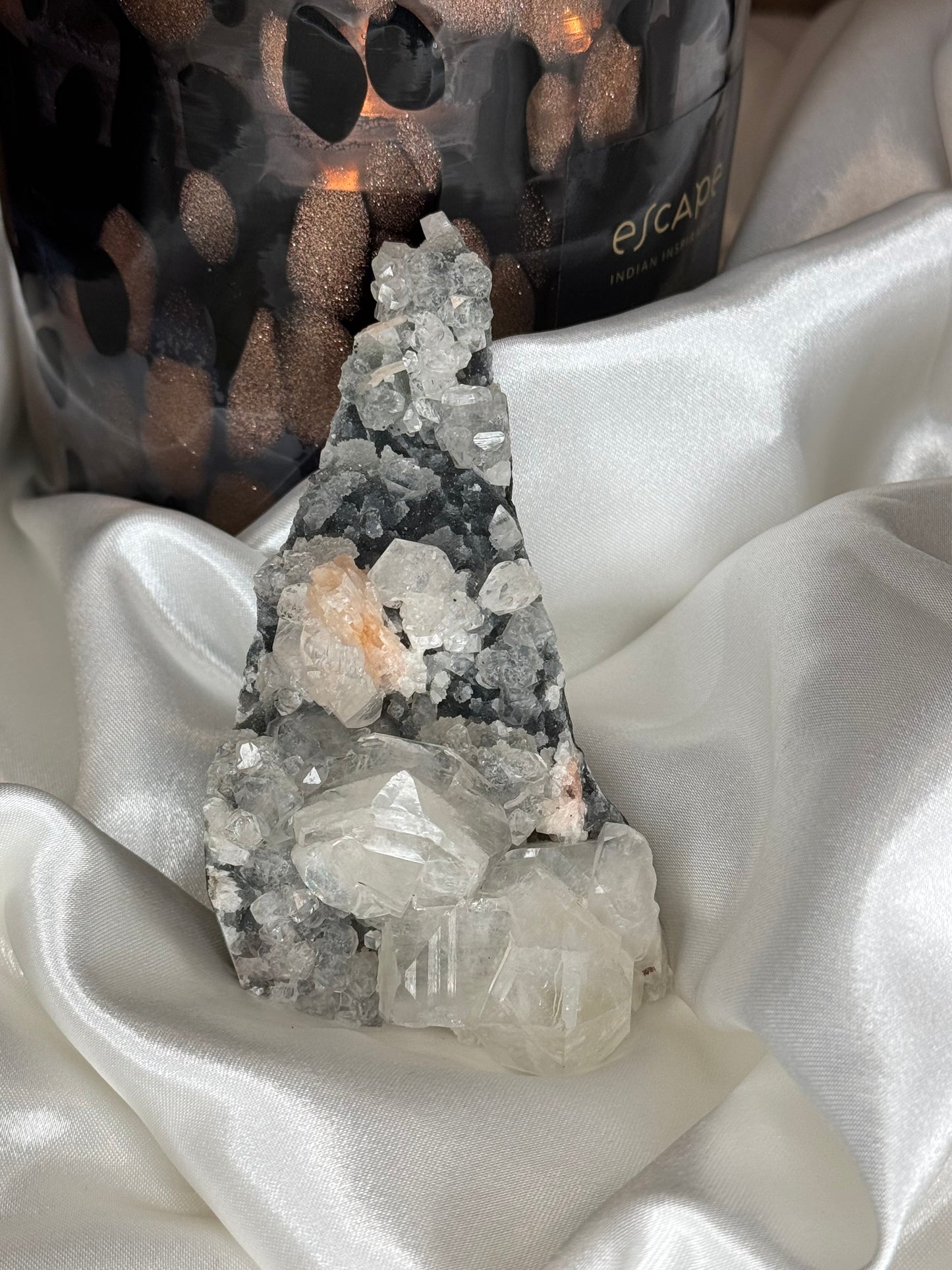 Calcédoine Noire et Apophyllite – Puissance et Élévation Spirituelle