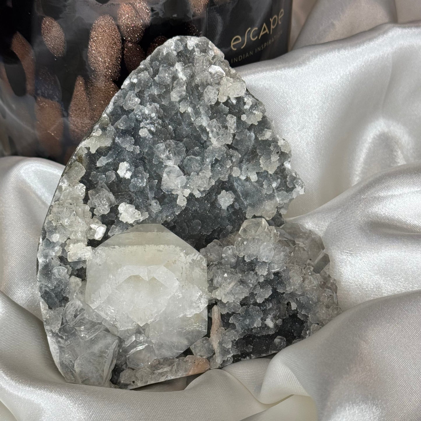 Calcédoine Noire et Apophyllite – Puissance et Élévation Spirituelle