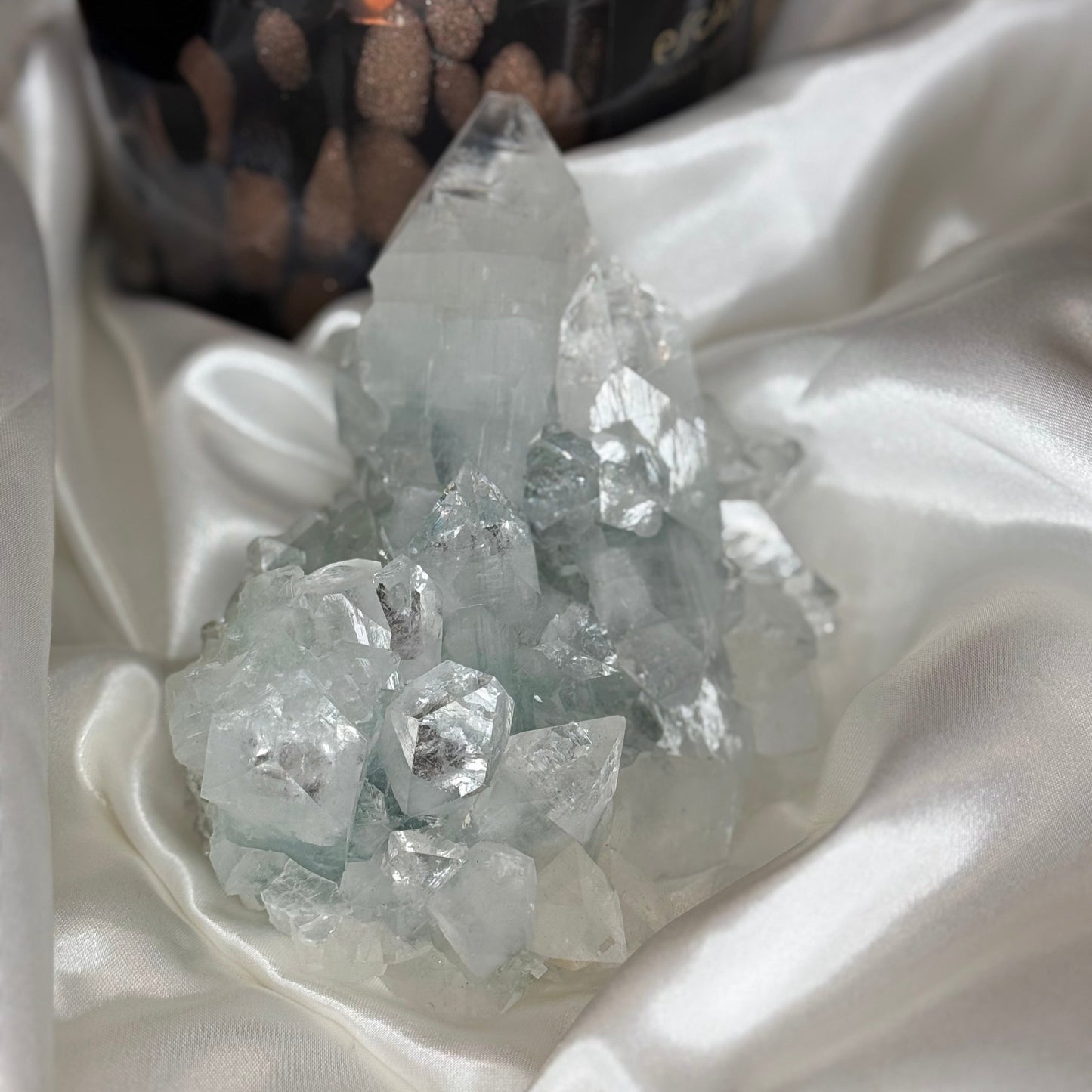 Apophyllite – Pierre de Connexion Spirituelle et de Clarté Mentale