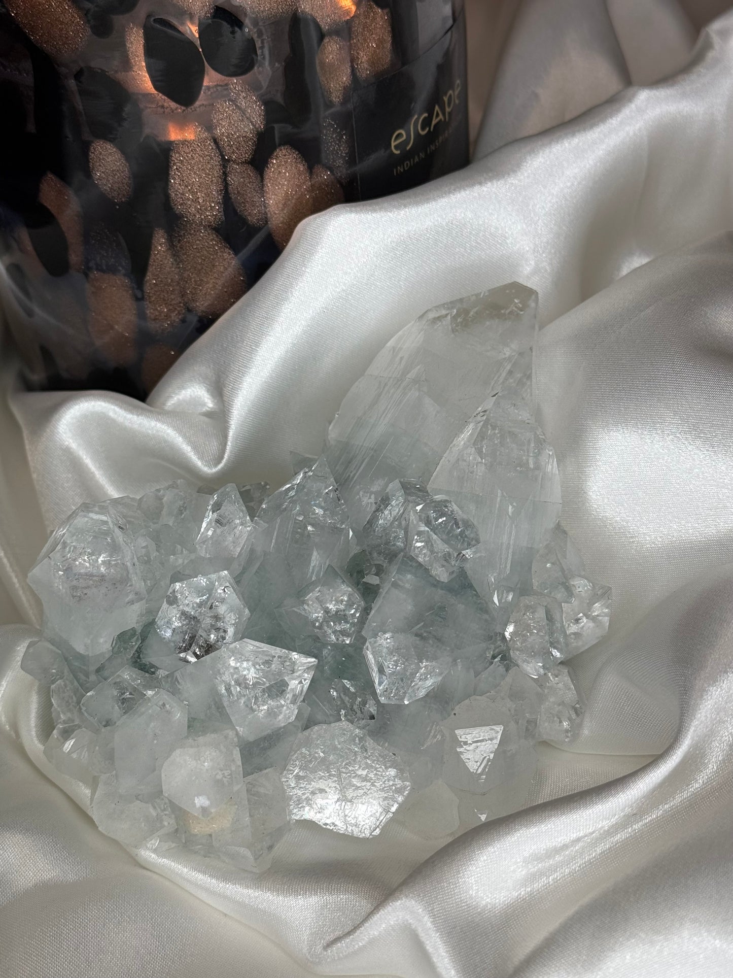 Apophyllite – Pierre de Connexion Spirituelle et de Clarté Mentale