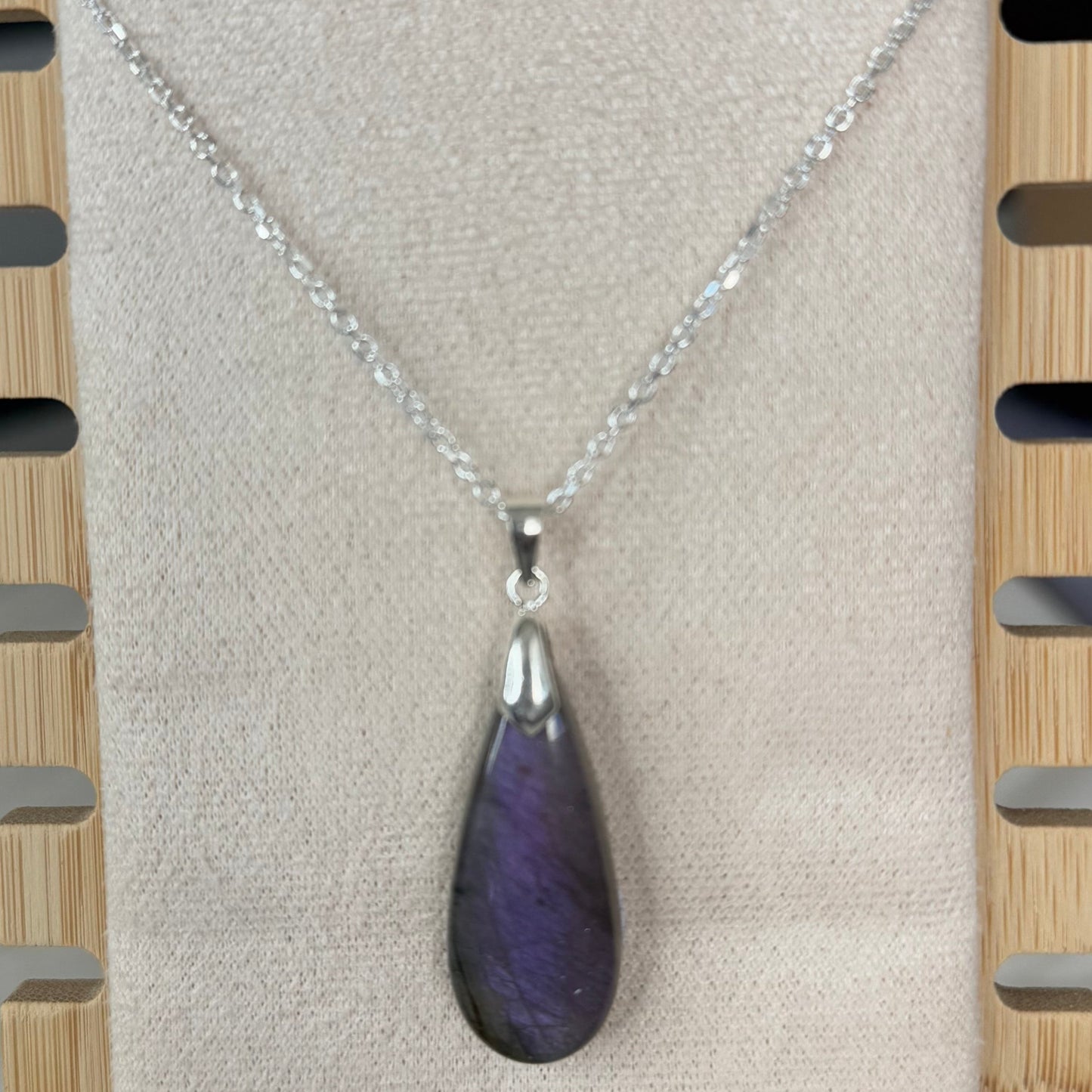 Pendentif en Labradorite violette – Pierre de Protection et d’Intuition