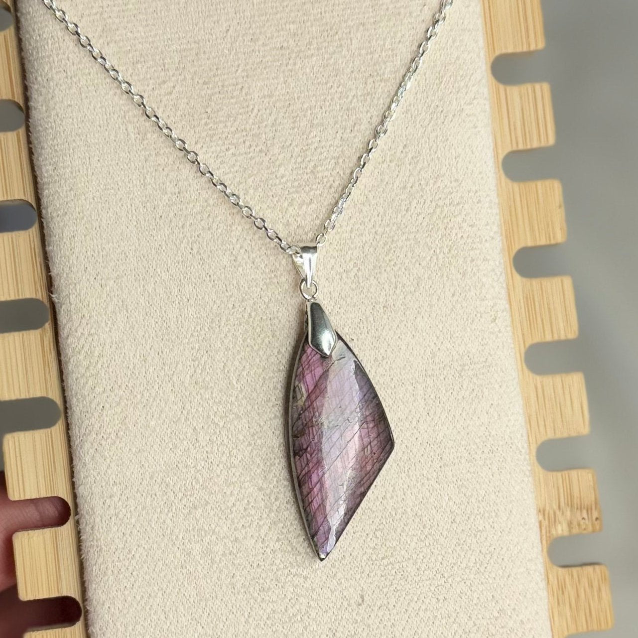 Pendentif en Labradorite violette – Pierre de Protection et d’Intuition