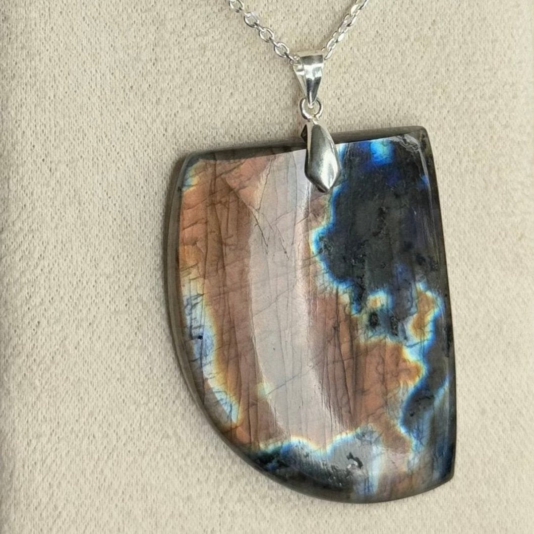 Pendentif en Labradorite – Pierre de Protection et d’Intuition