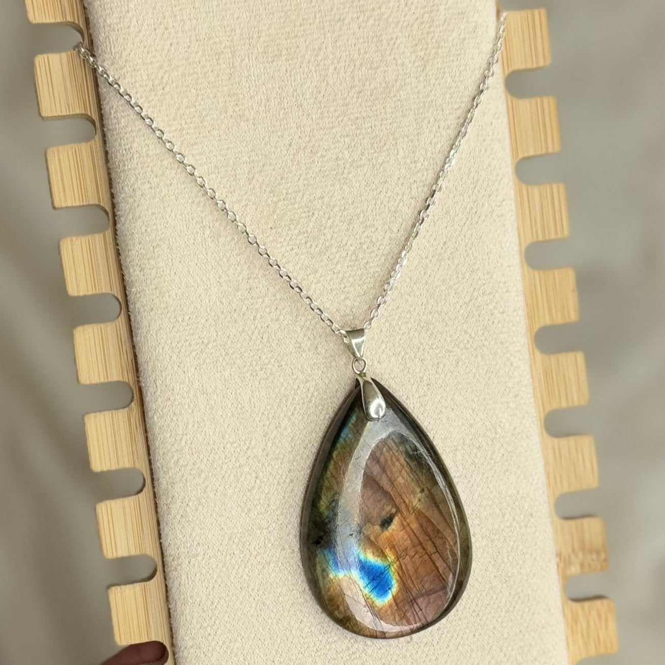 Pendentif en Labradorite – Pierre de Protection et d’Intuition