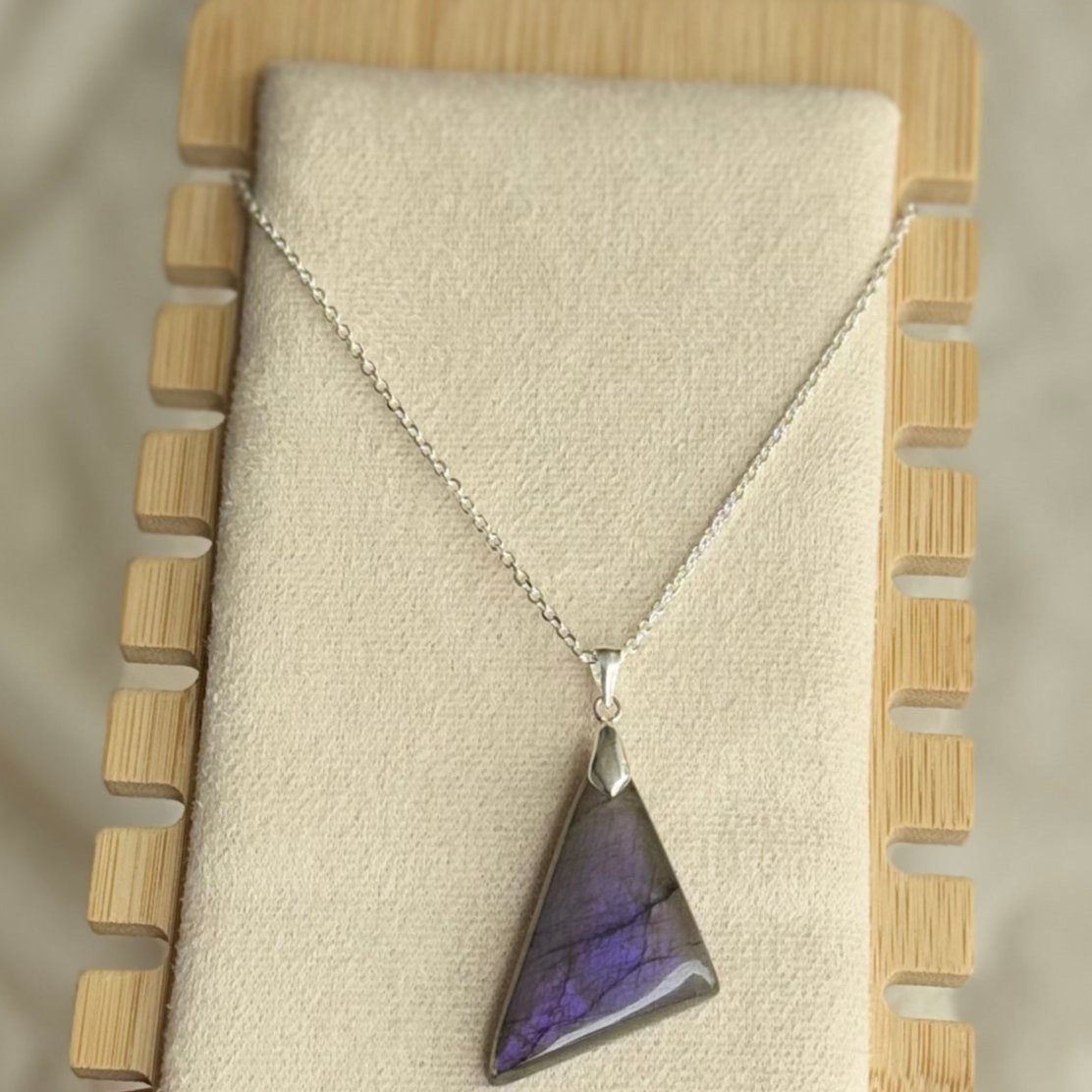 Pendentif en Labradorite violette – Pierre de Protection et d’Intuition