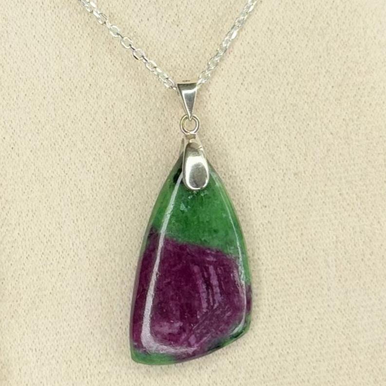 Pendentif en Rubis sur Zoïsite – Énergie et Guérison du Cœur