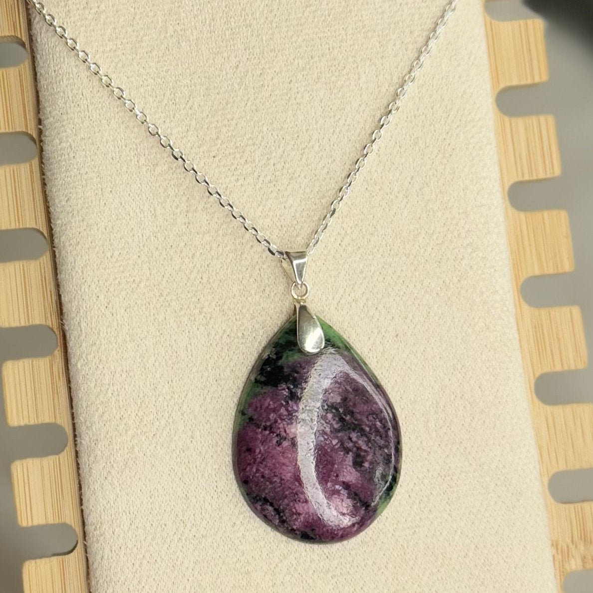 Pendentif en Rubis sur Zoïsite – Énergie et Guérison du Cœur