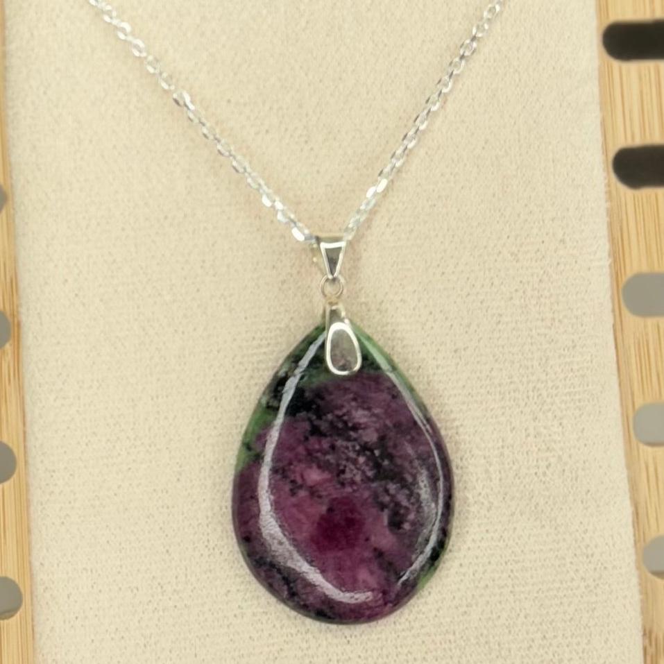 Pendentif en Rubis sur Zoïsite – Énergie et Guérison du Cœur