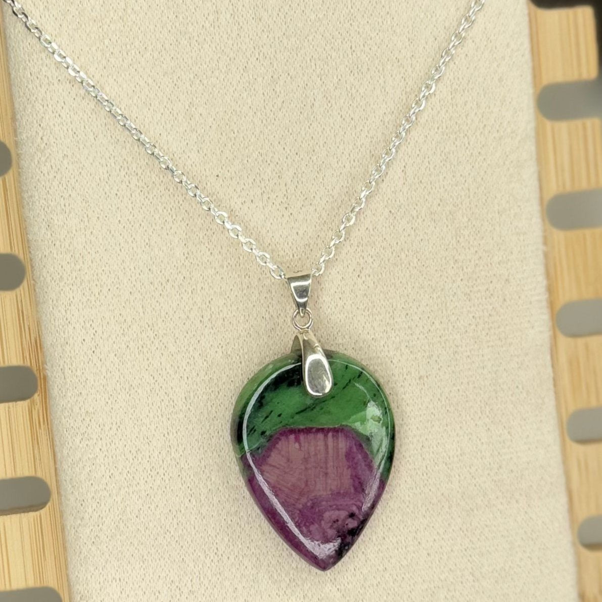 Pendentif en Rubis sur Zoïsite – Énergie et Guérison du Cœur