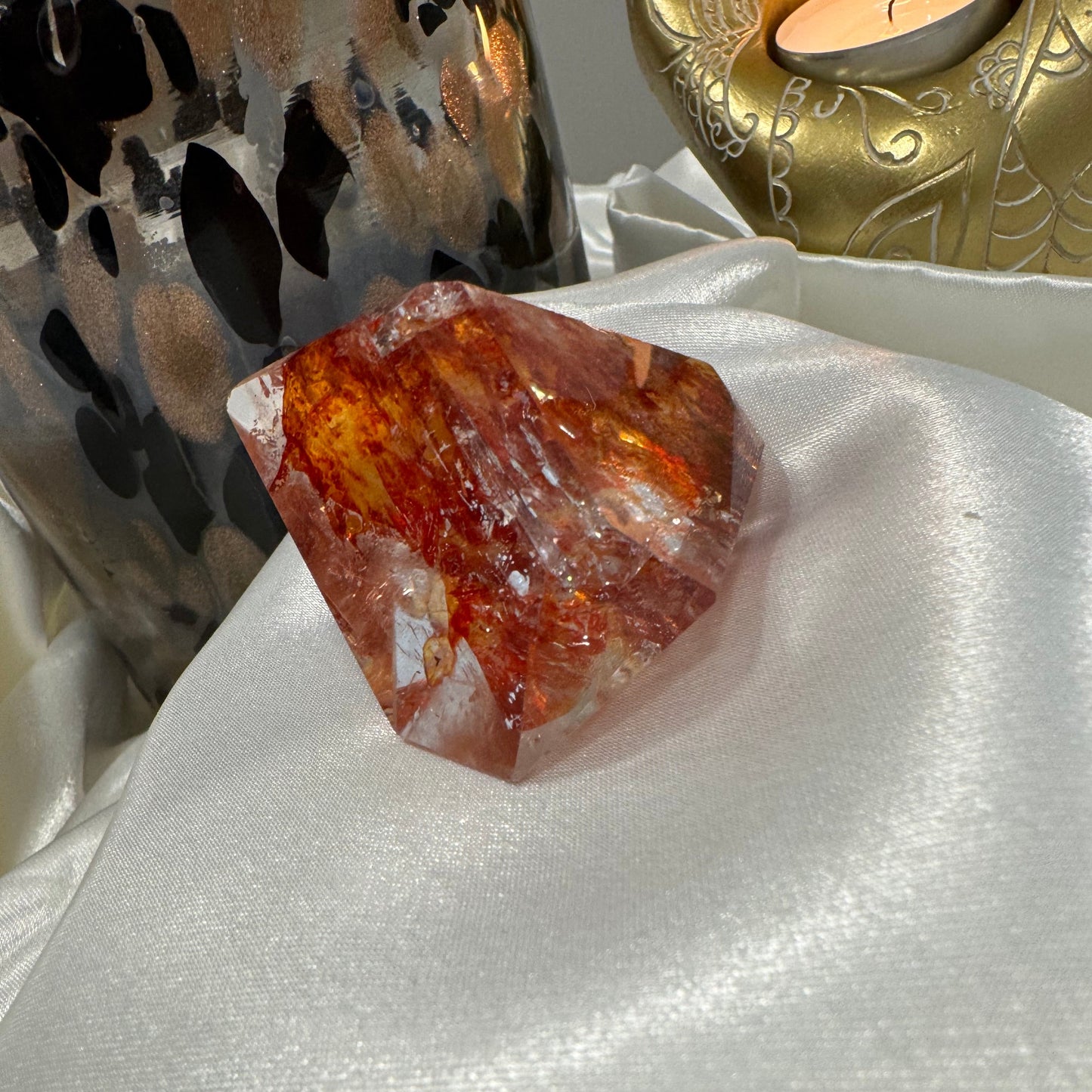Quartz Hématoïde Rouge – Pierre d’Ancrage et de Force Vitale