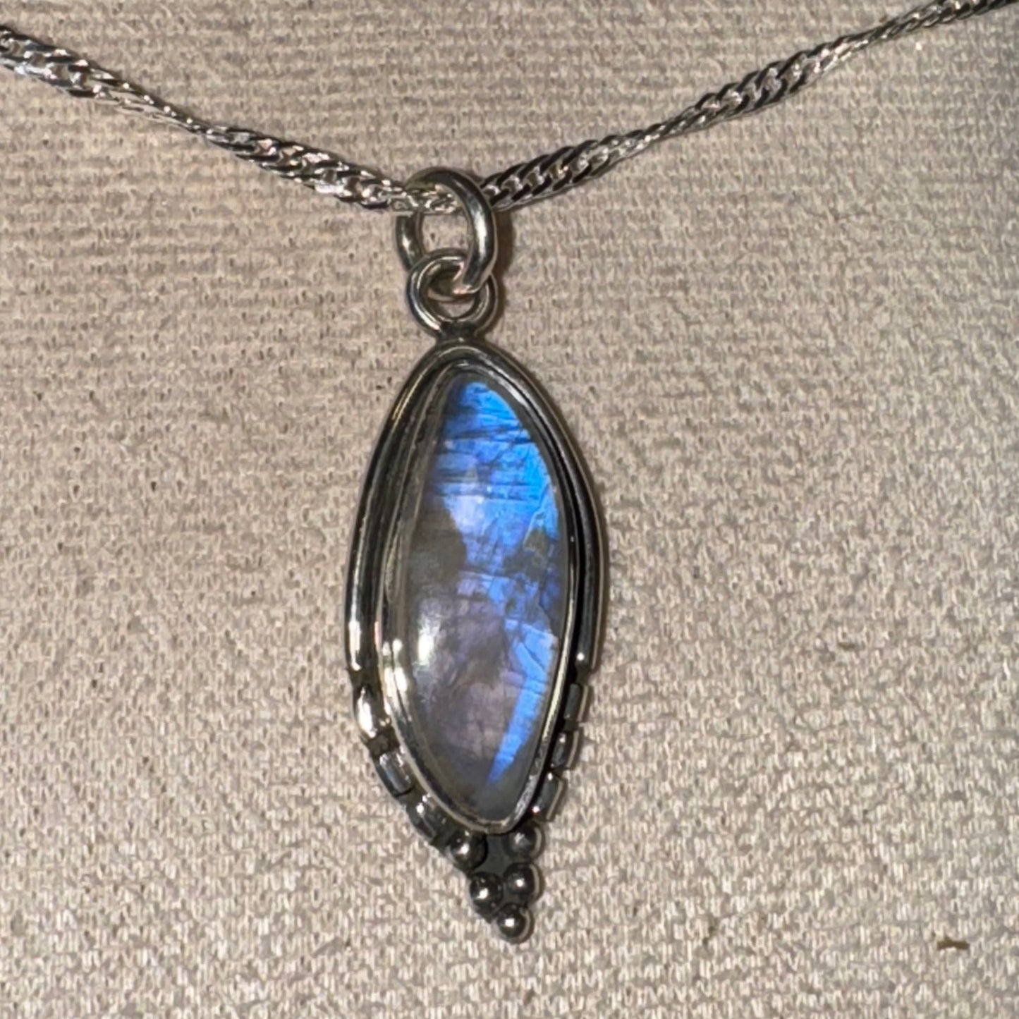 Pendentif en Péristérite – Lumière Intérieure et Protection Spirituelle
