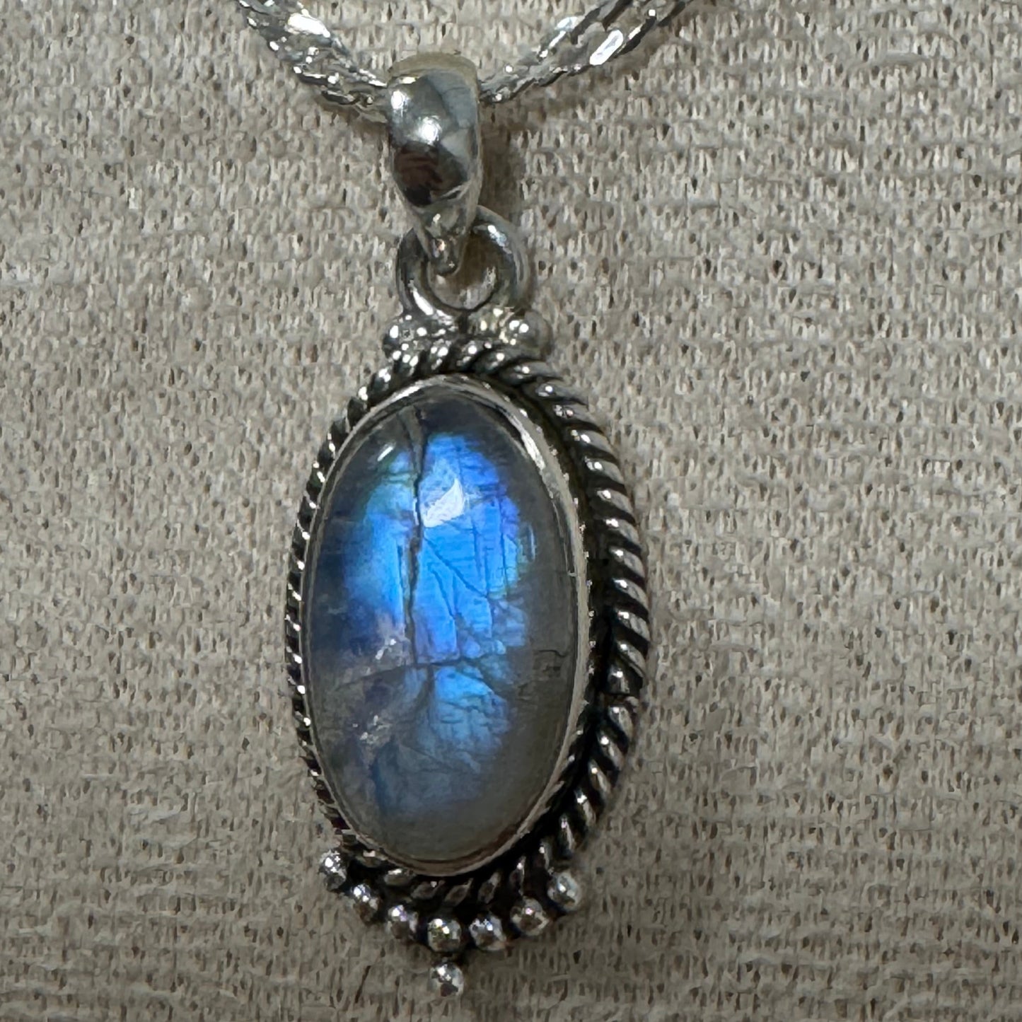 Pendentif en Péristérite – Lumière Intérieure et Protection Spirituelle