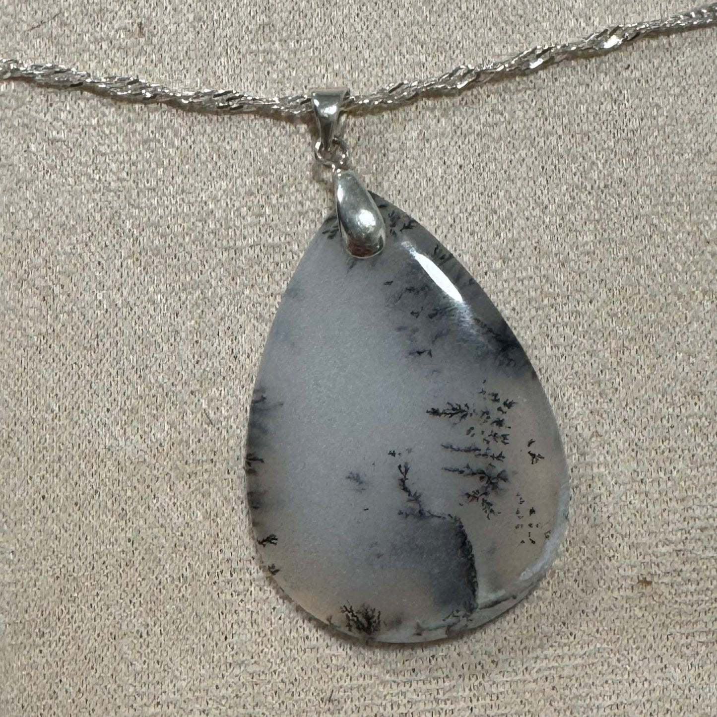 Pendentif en Agate Dendritique – Ancrage et Connexion à la Nature