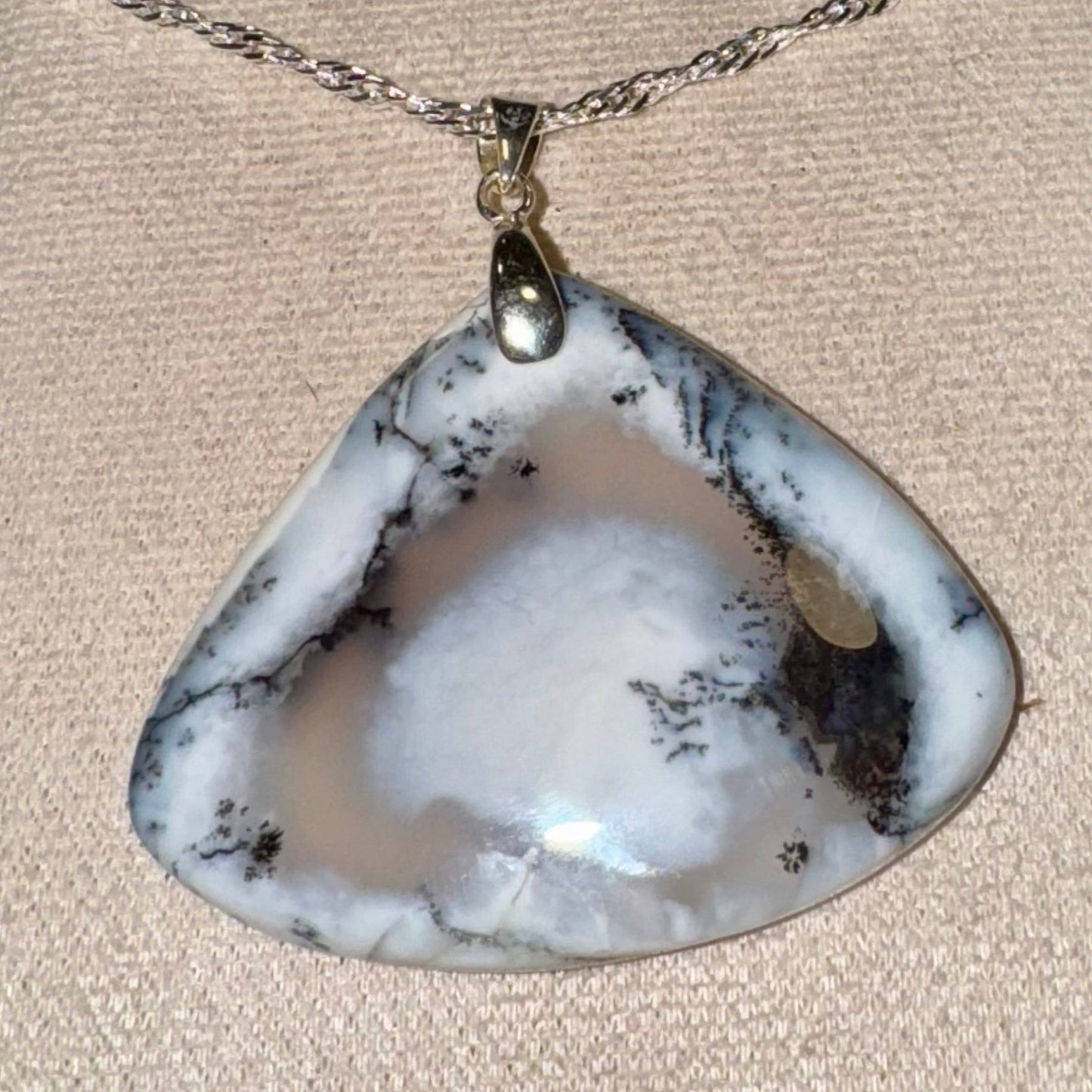 Pendentif en Agate Dendritique – Ancrage et Connexion à la Nature